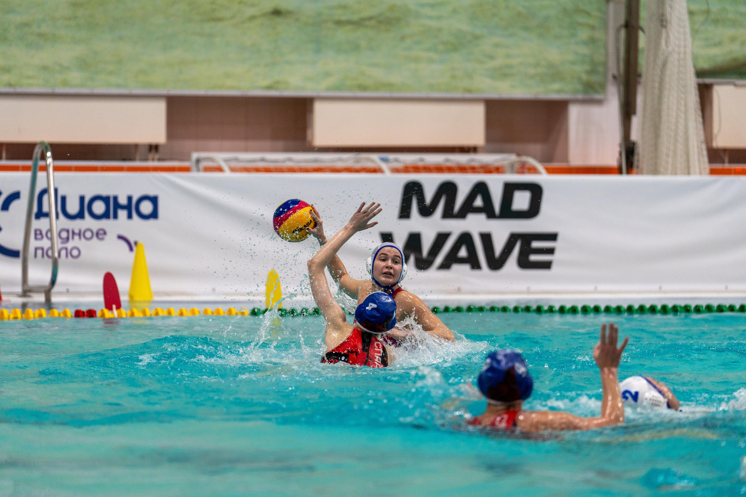 Игрок Диана бросает мяч в матче с Спартак-Волгоград в Санкт-Петербурге