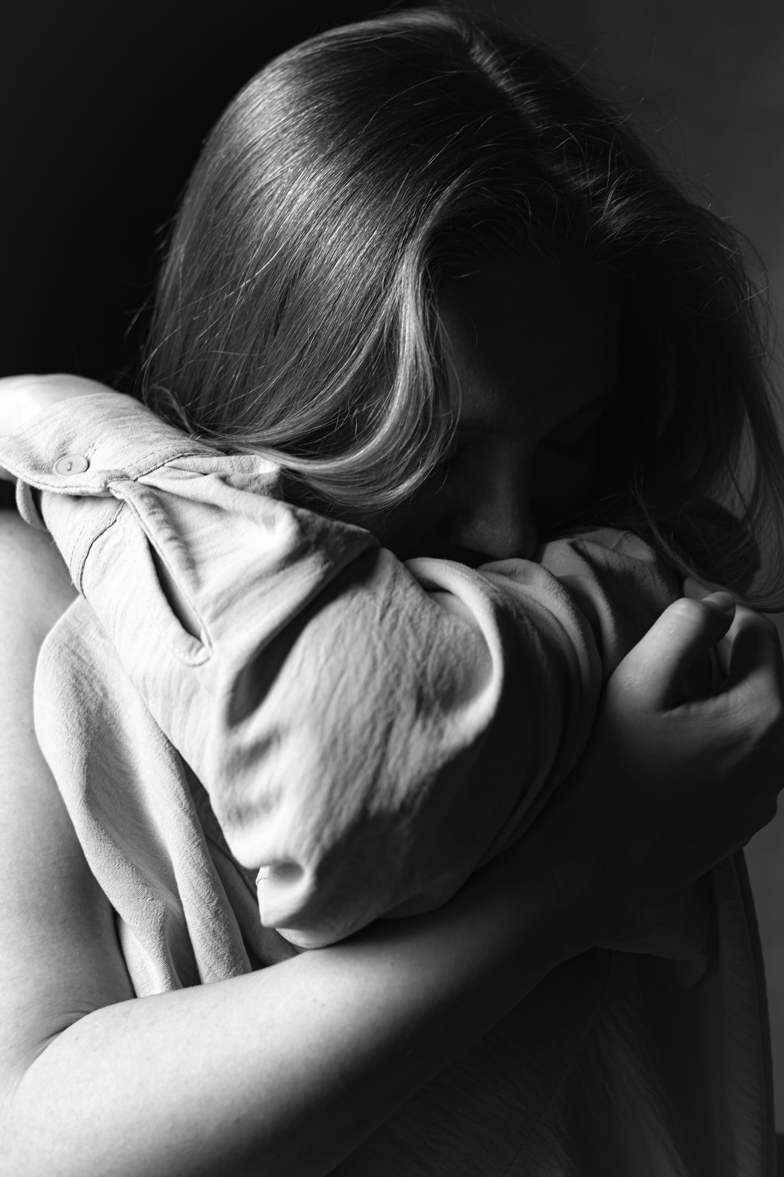 Девушка обнимает себя черно-белое фото