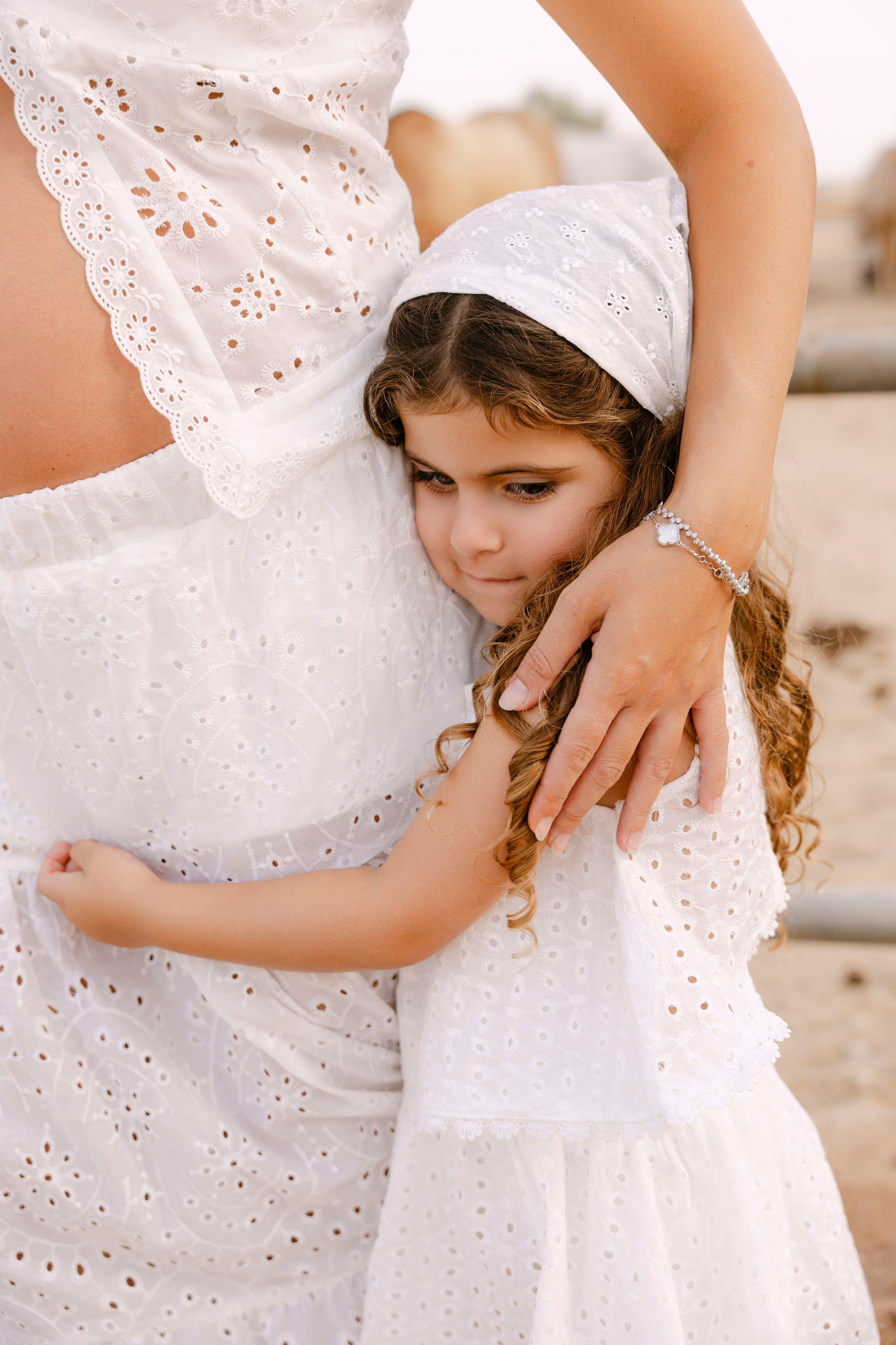 Pregnancy photoshoot at the horse farm. Главная
