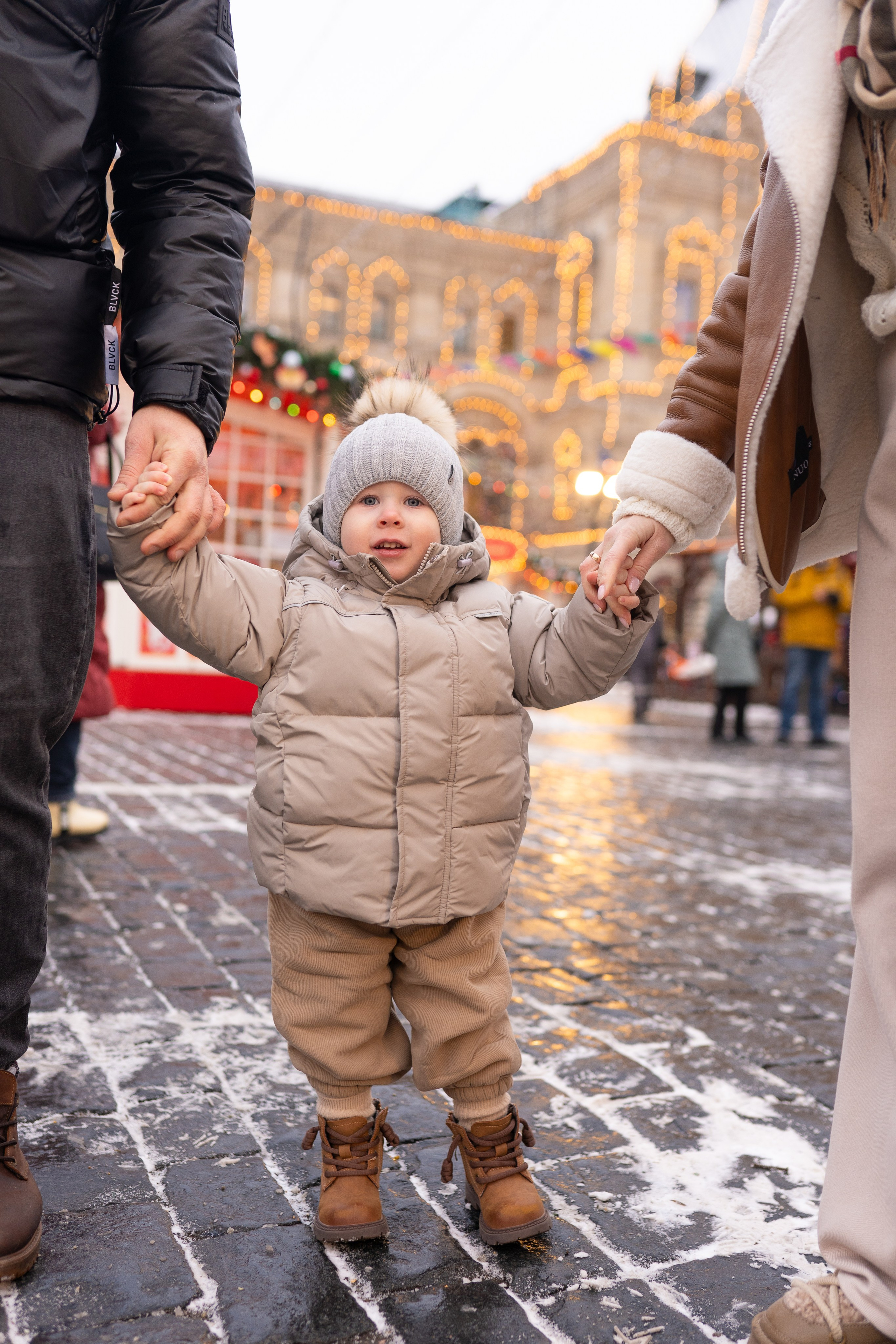Павел, Егор и Наталия на ГУМ Ярмарке. Свадебный фотограф в Москве Анна Полушина