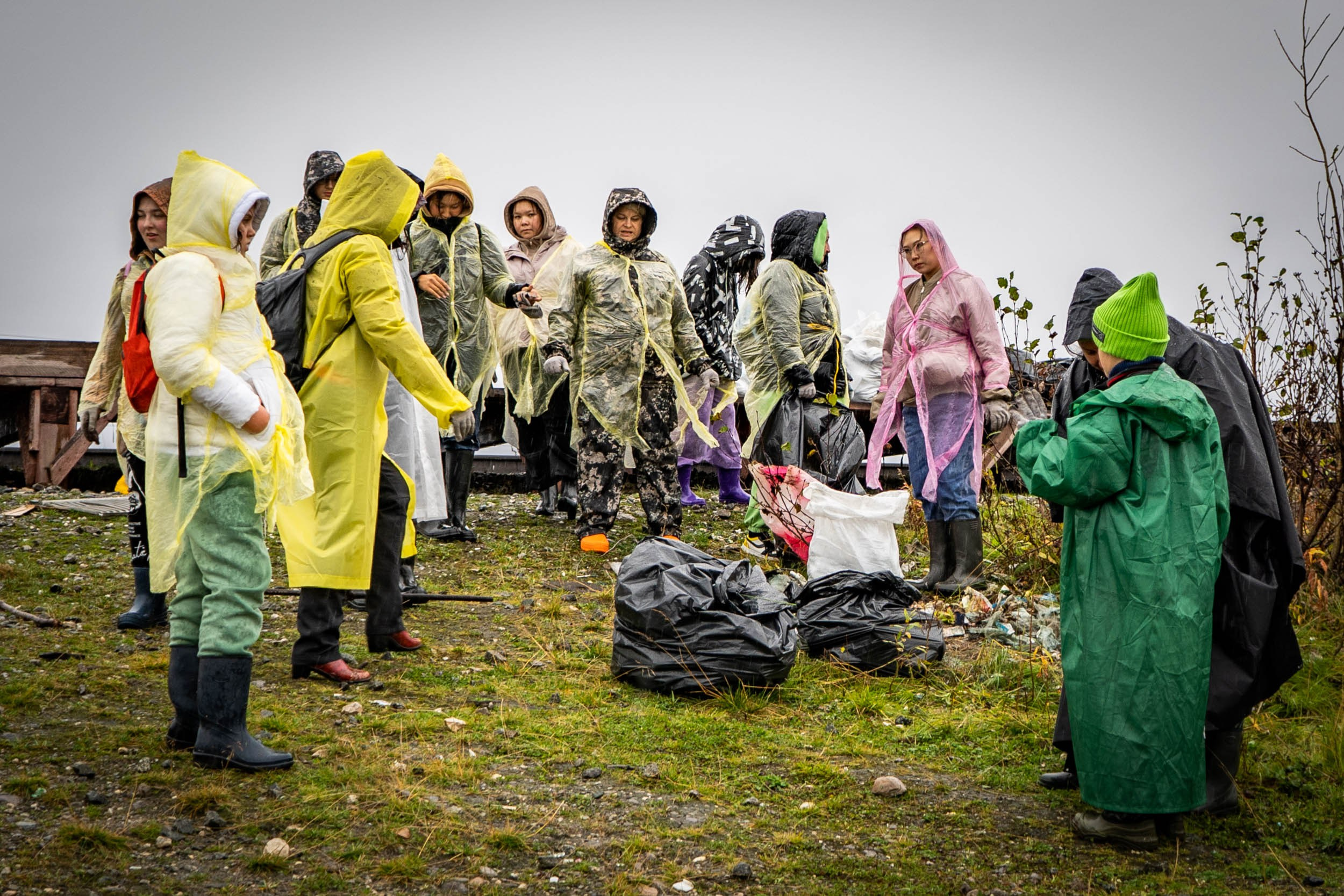 Уборка перрона п.Полярный, станция «110 км». Фотограф Екатерина Зорина