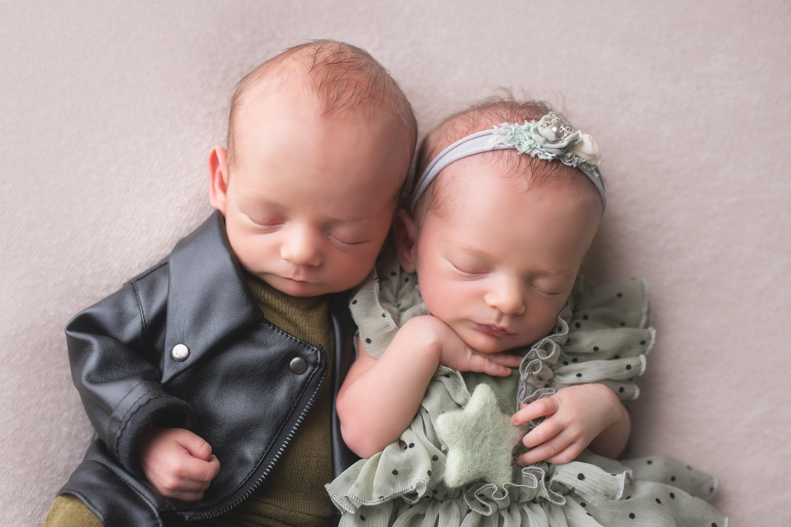 Двойня. Кобякова Мария. Фотограф новорождённых и детей до года город ИРКУТСК