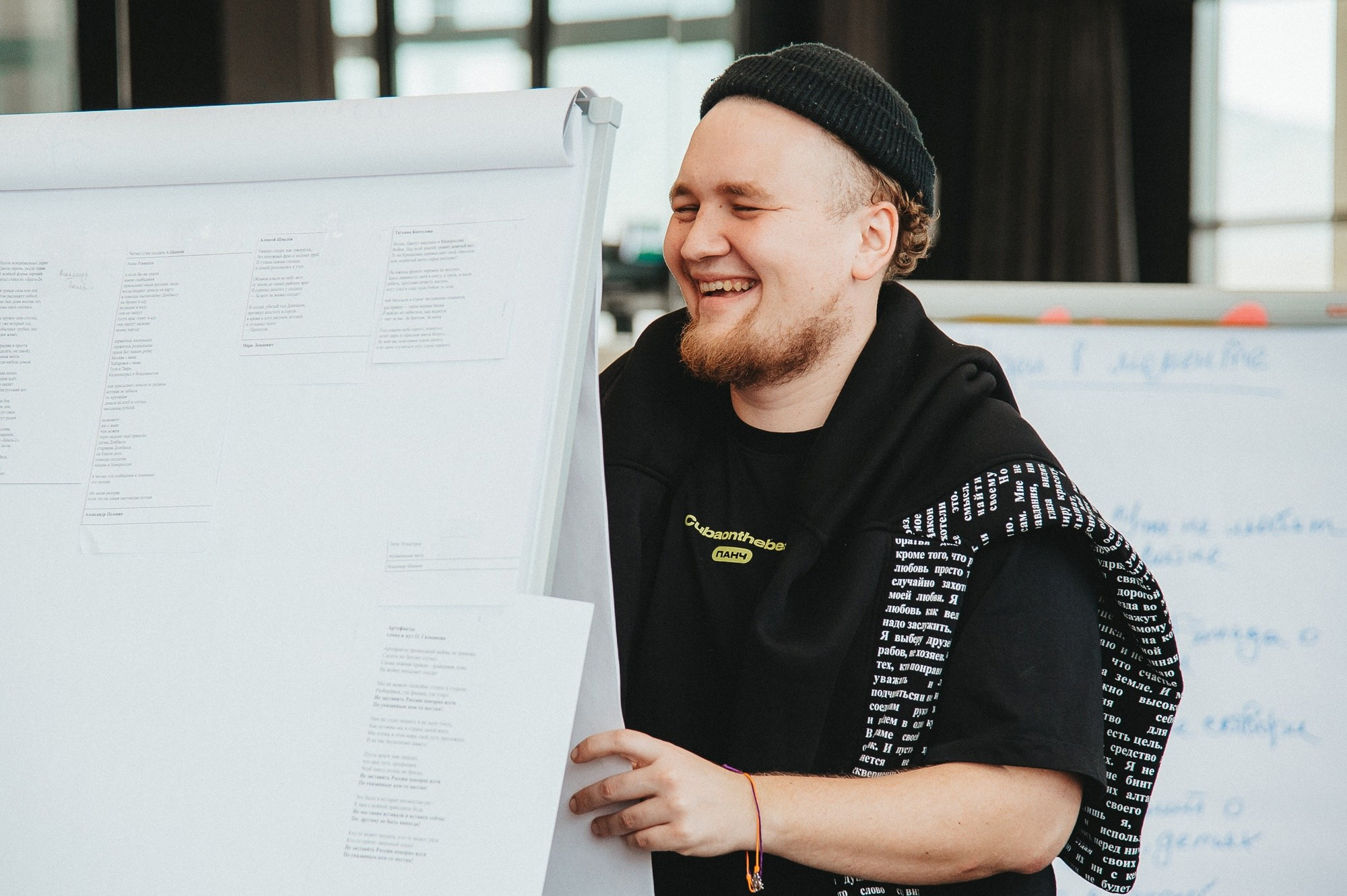 Лайф съемка нетворкинга в Ростове-на-Дону, участник улыбается и пишет на флипчарте