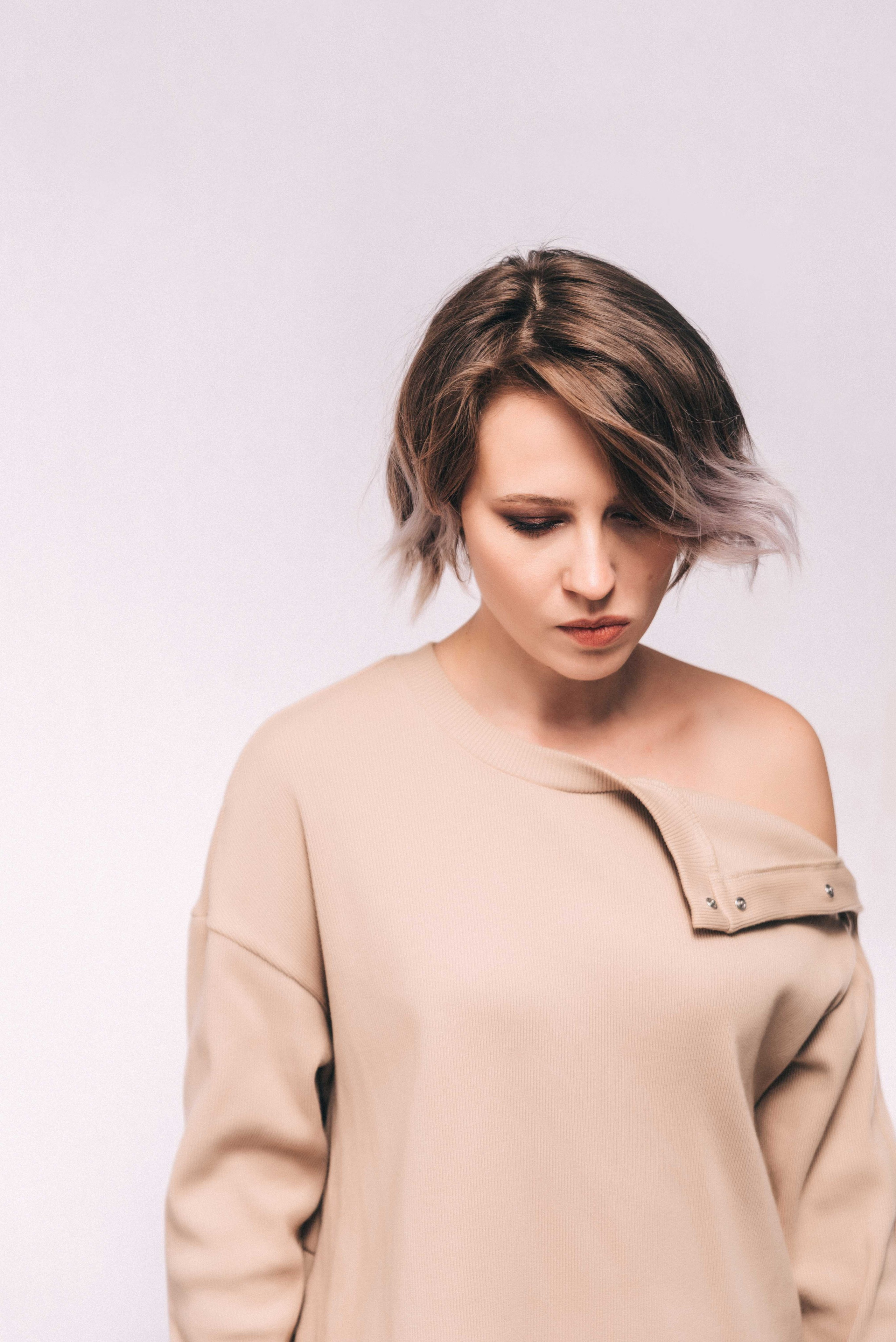 Саша и вино | портреты на белом фоне. Фотограф и видеограф в Москве и Абу Даби Мария Кулагина