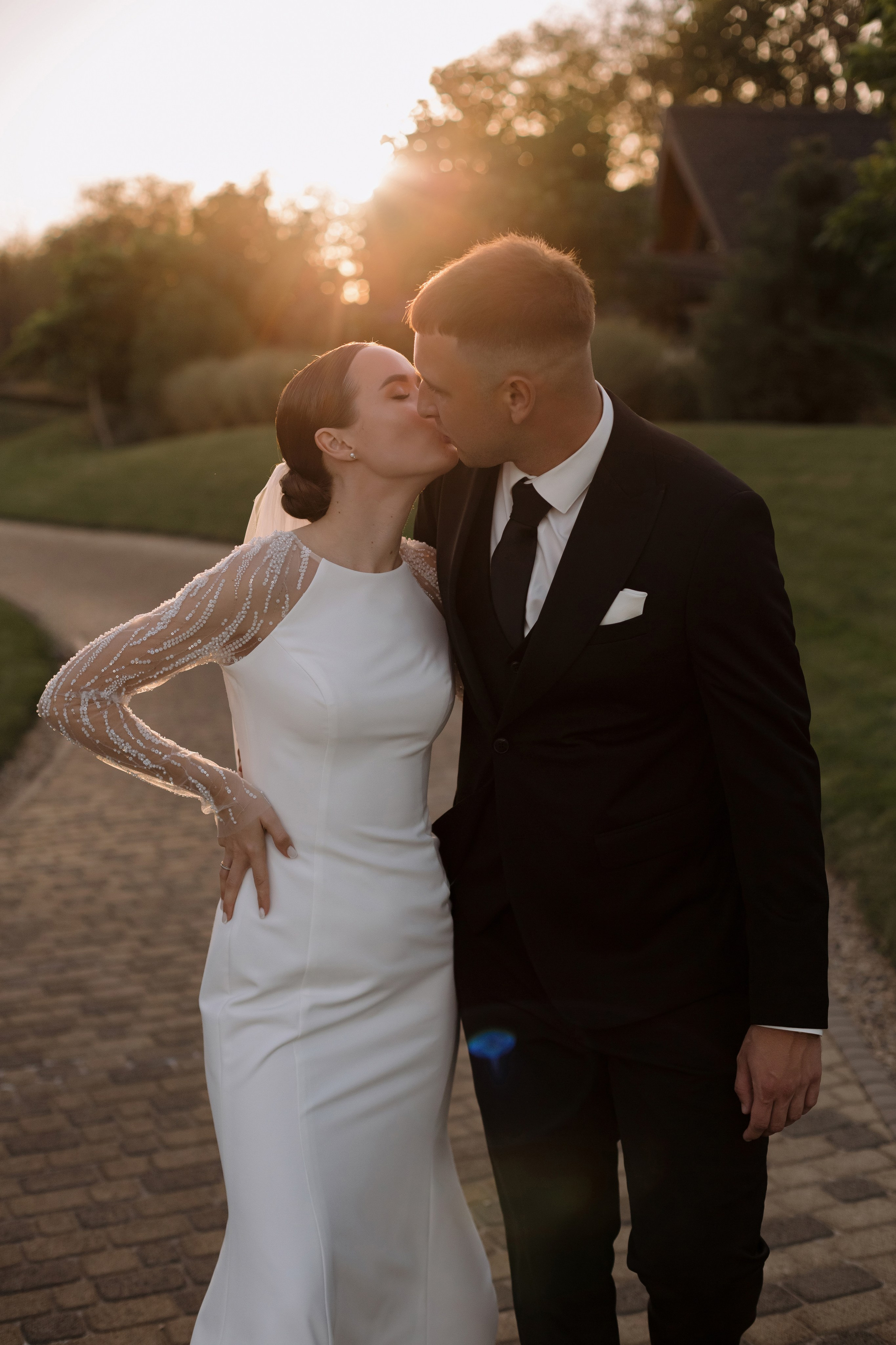 Поцелуй Ярослава и Светланы во время свадебной прогулки на закате в Таганроге