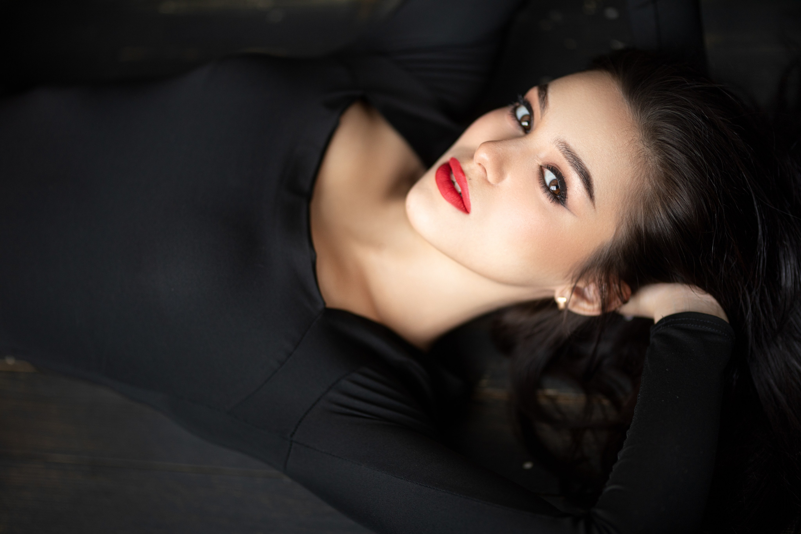 Фотосет с Марианной в студии с минимальным интерьером в формате для «себя»