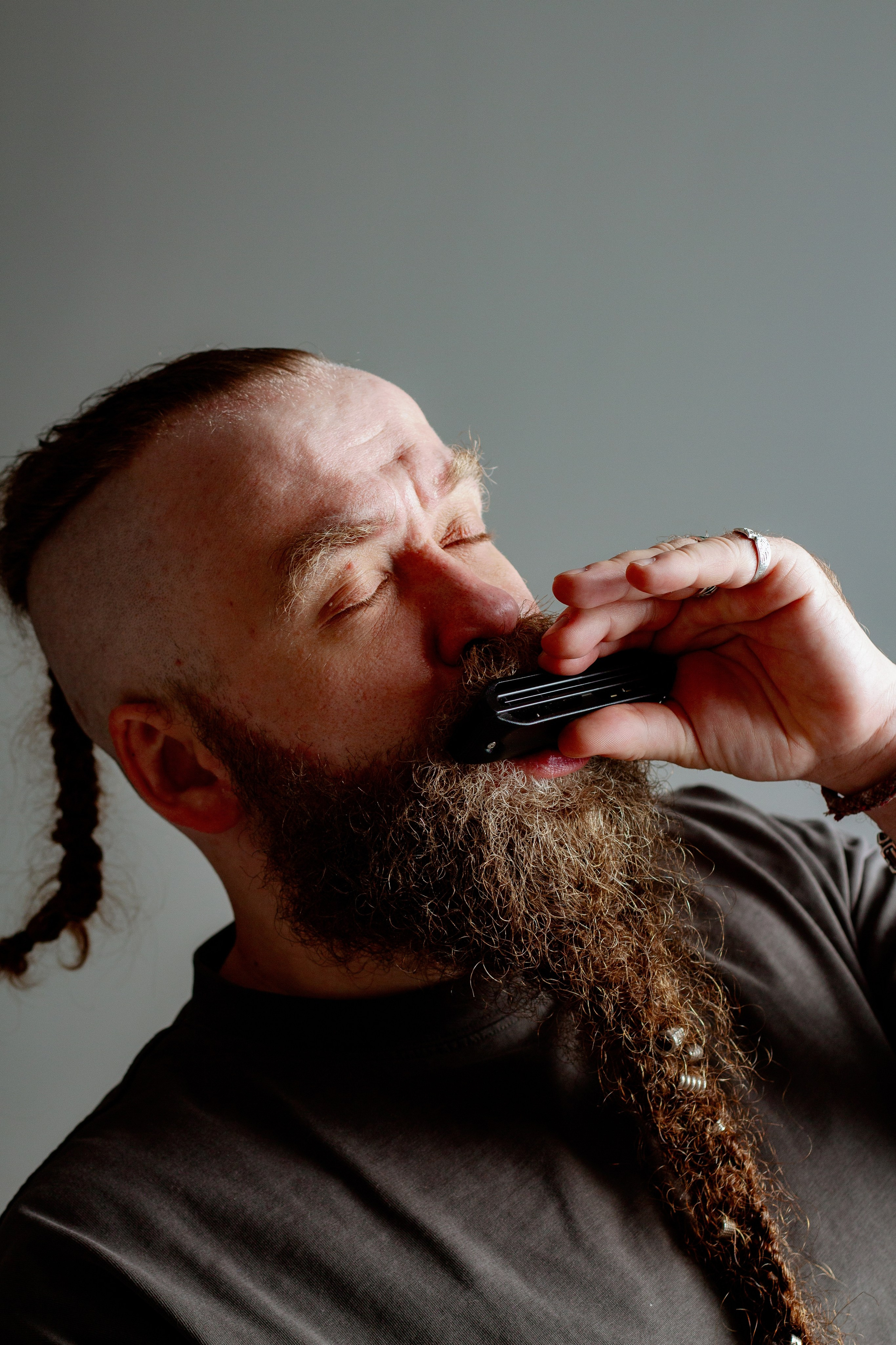 Борис Плотников. Губная гармоника. Мужской портрет, фотосессия для музыканта. Фотограф в Екатеринбурге Пойгина Елена