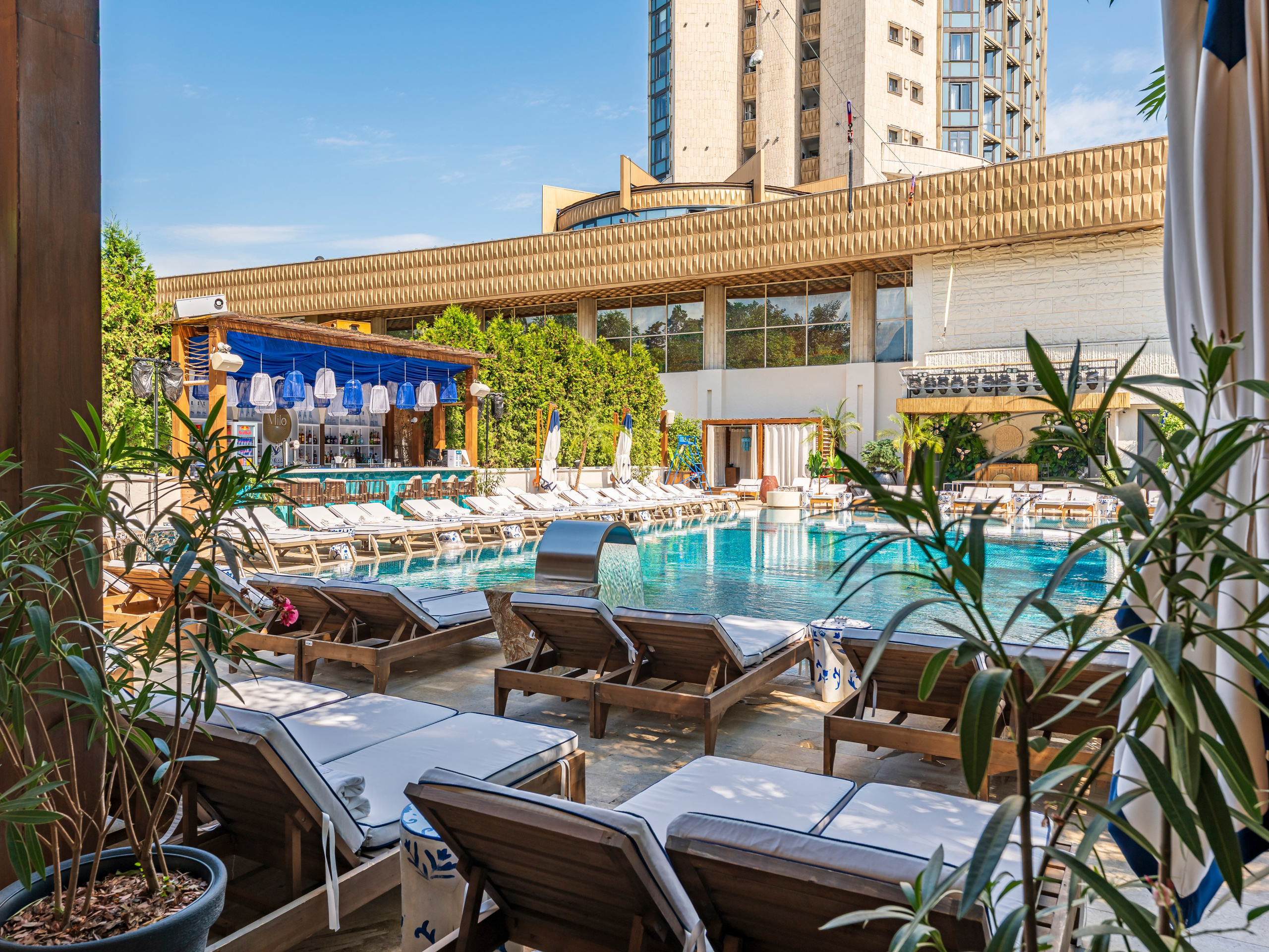 Eden Pool&Bar, съемка бассейна в июле 2026 года. Интерьерный фотограф Алматы