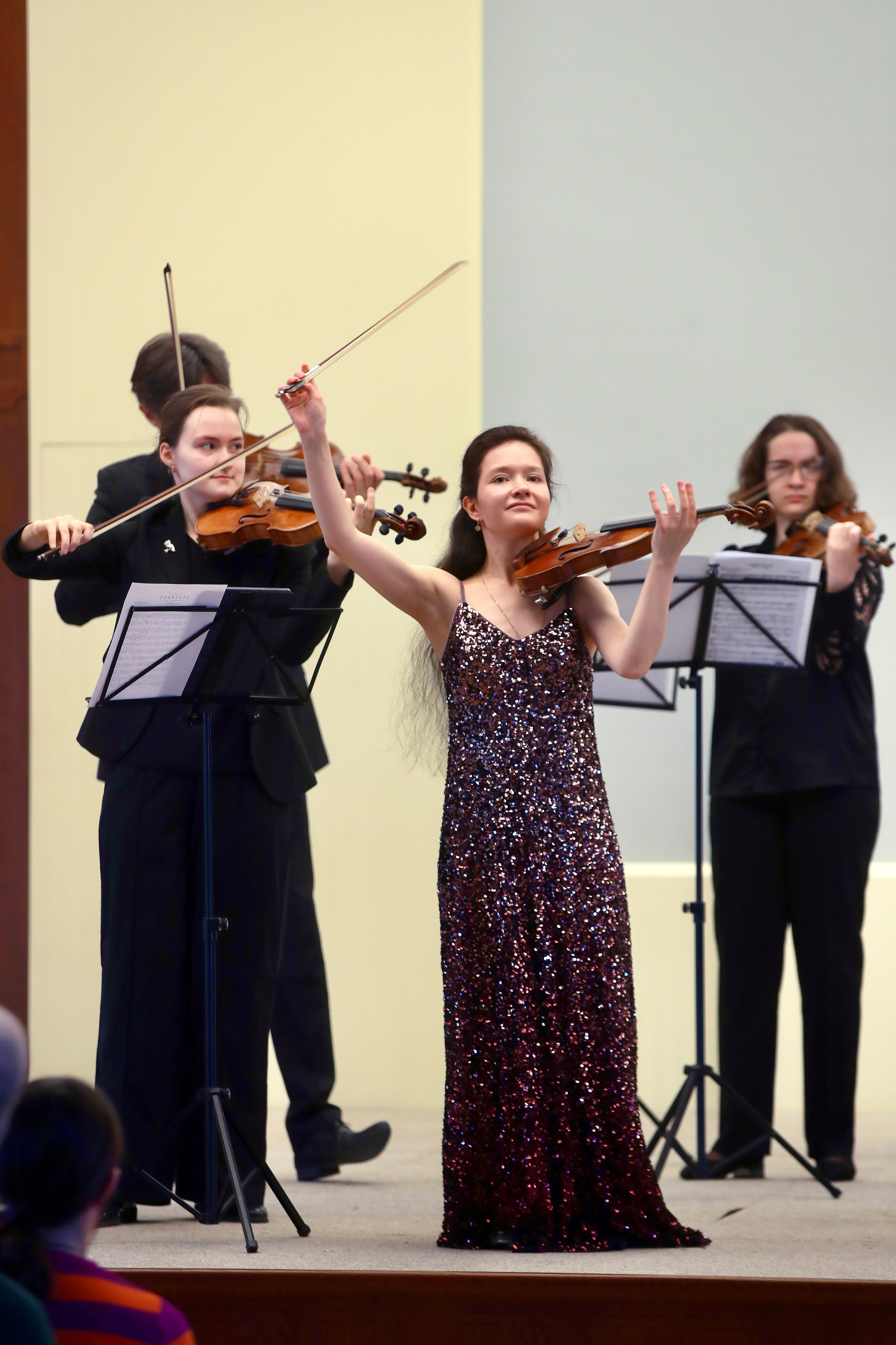 На сцене. Скрипачка Анна Савкина