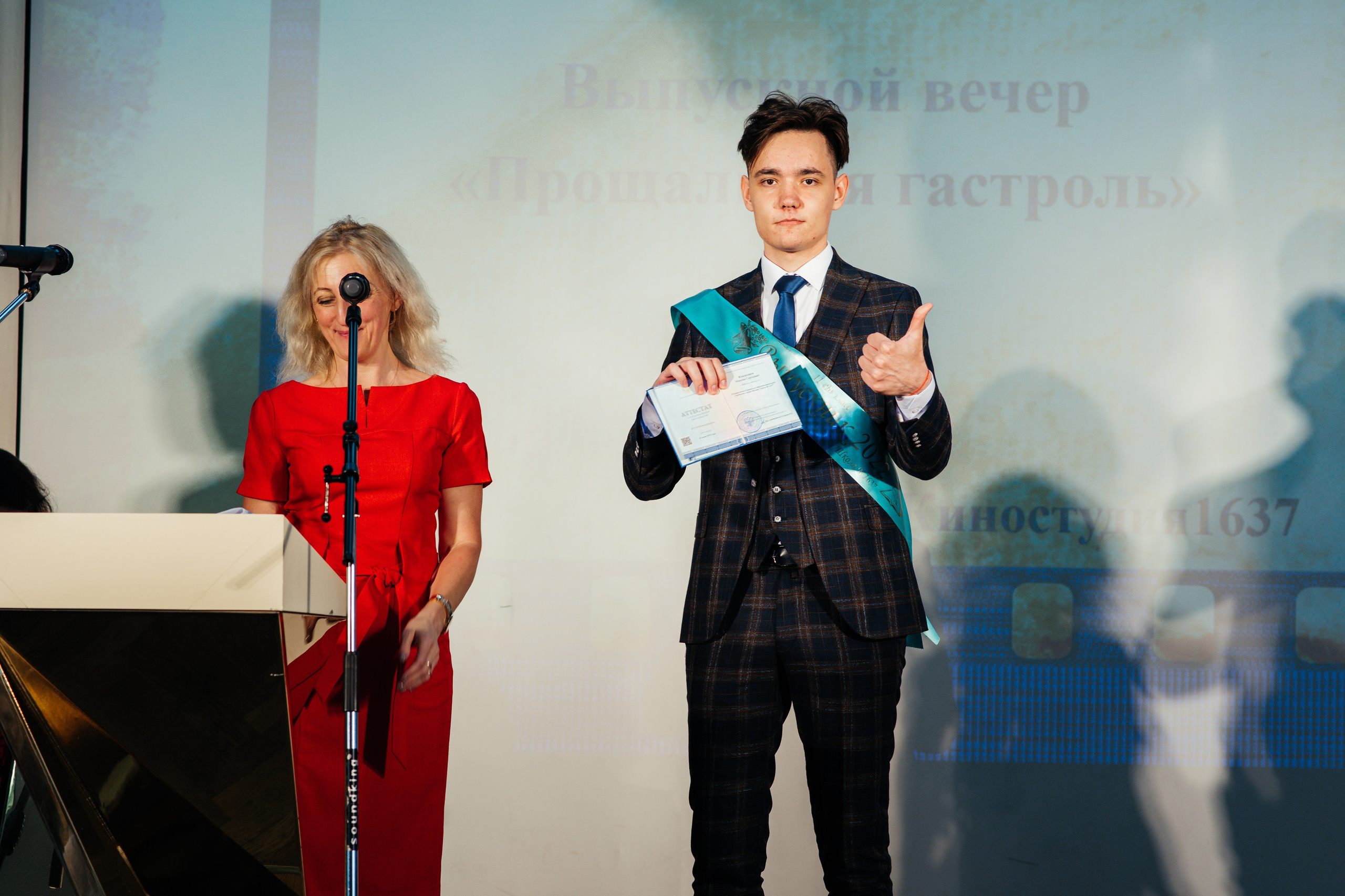 Вручение аттестатов. Выпускные альбомы в Подольске Москве и МО