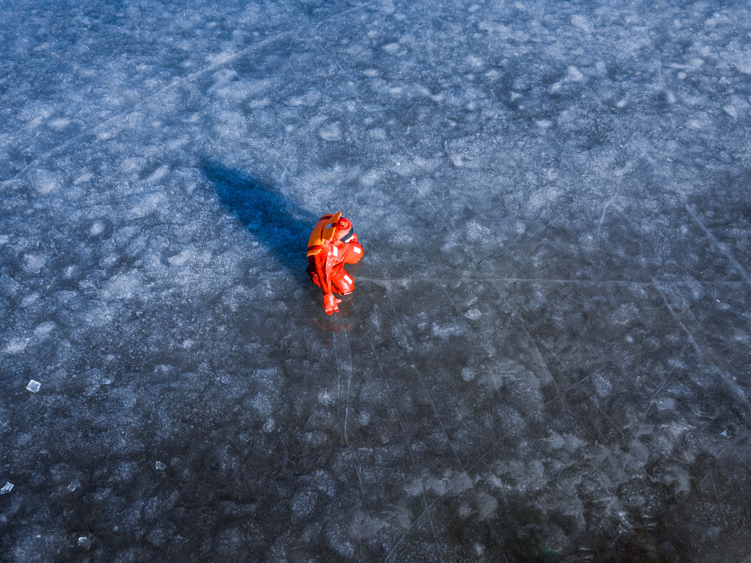 Люди купаются среди льдин, в спасательных оранжевых термо костюмах, айс флоатинг Ярославль