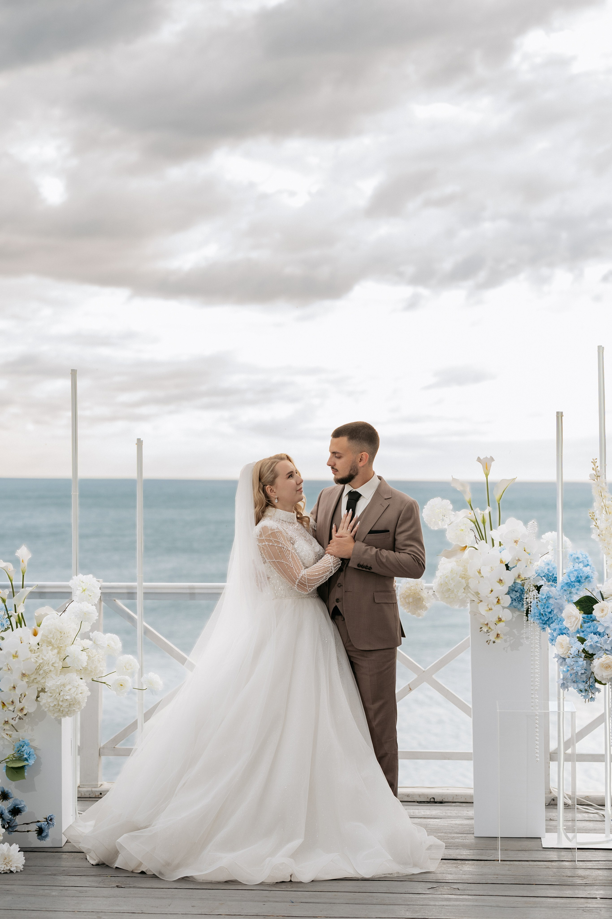 Фото пары на закате в Геленджике - романтическая свадебная фотосессия от фотографа.