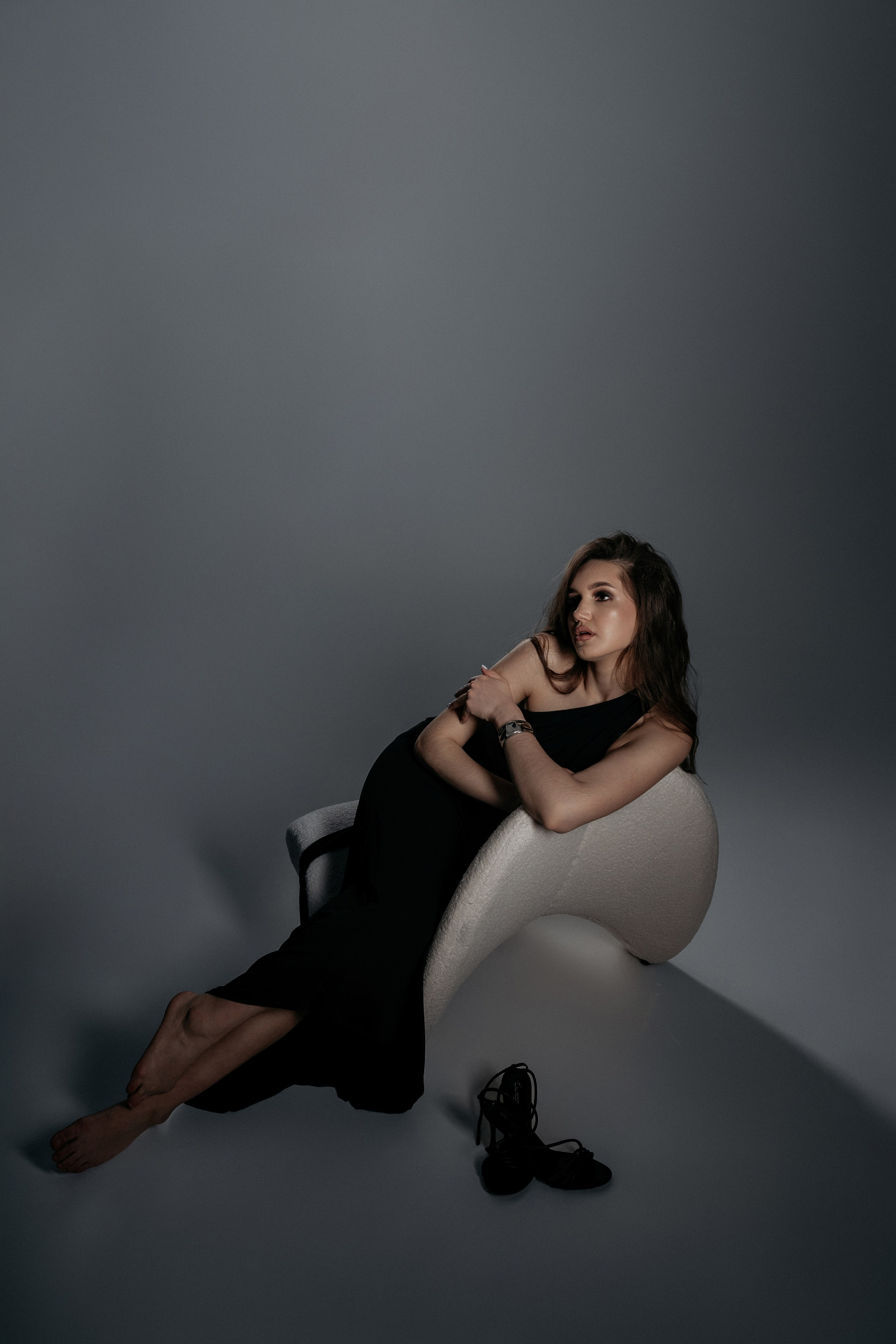 Черное платье| Арт-съемка в студии 12.7 в Анапе, Геленджике, Абрау-Дюрсо, Кабардинке, Новороссийске, Темрюке, Краснодаре. Художественные кадры с эффектами. Профессиональная реализация.