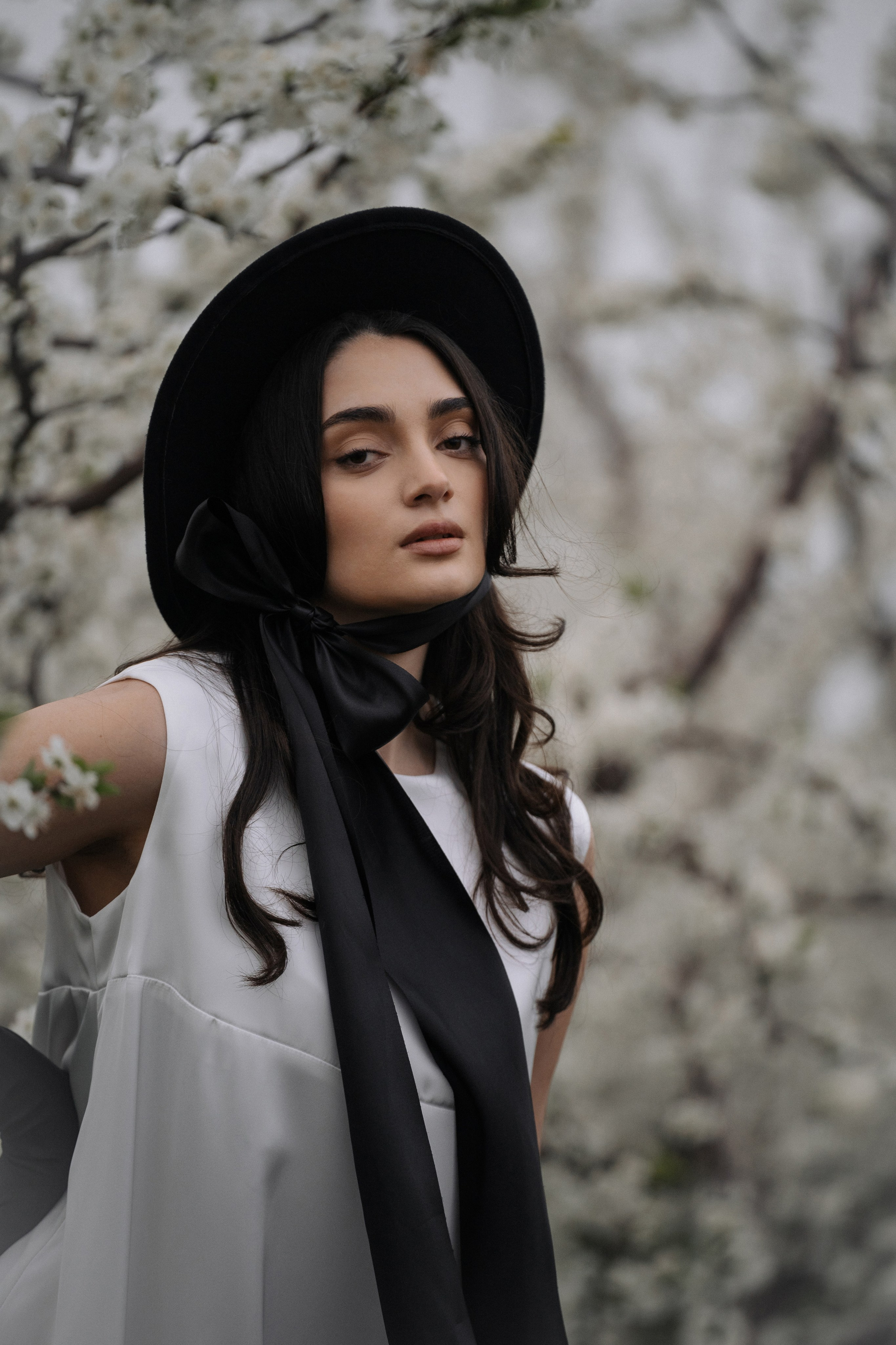 Фотосессия в Анапе – девушка в цветущем саду в образе аристократки