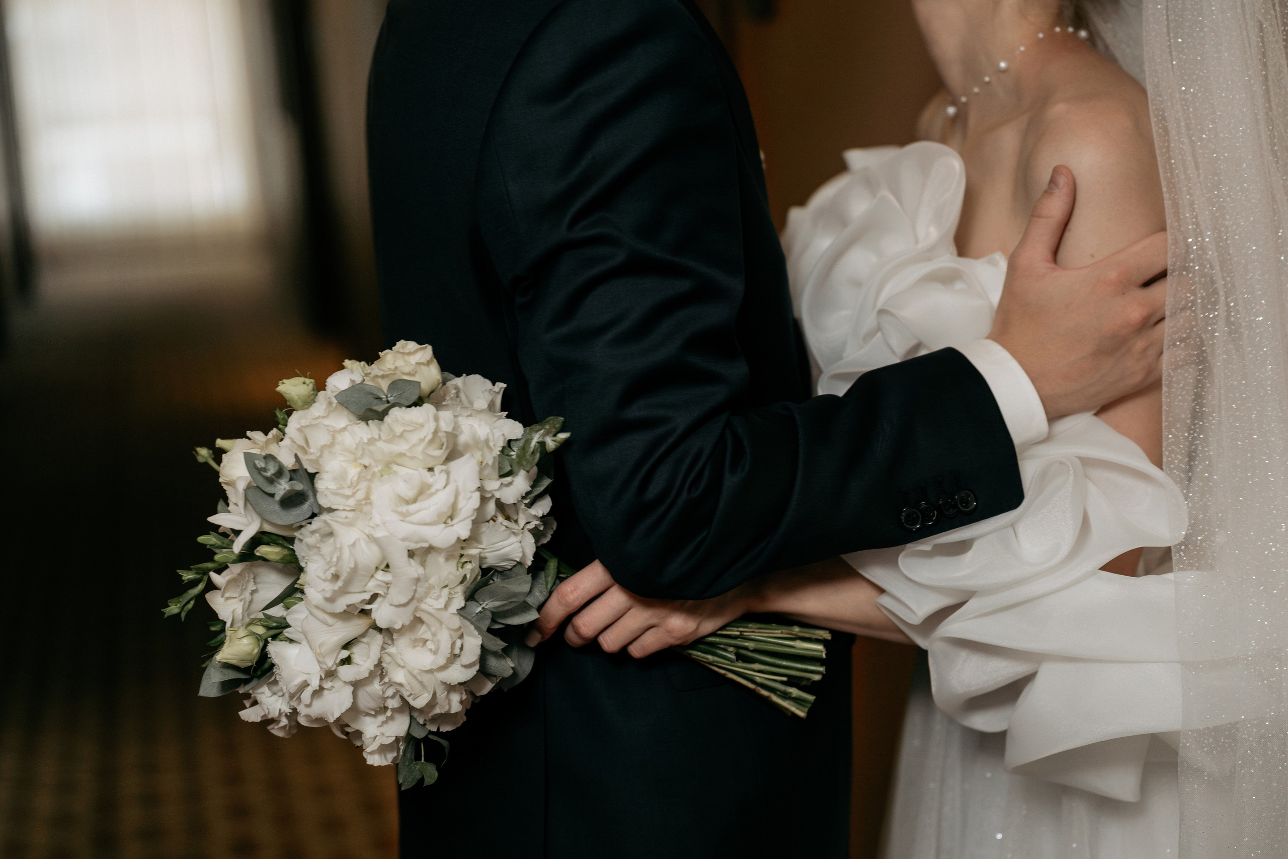 Фотограф Новороссийск - искусный кадр с боке и невестой и женихом в центре композиции.