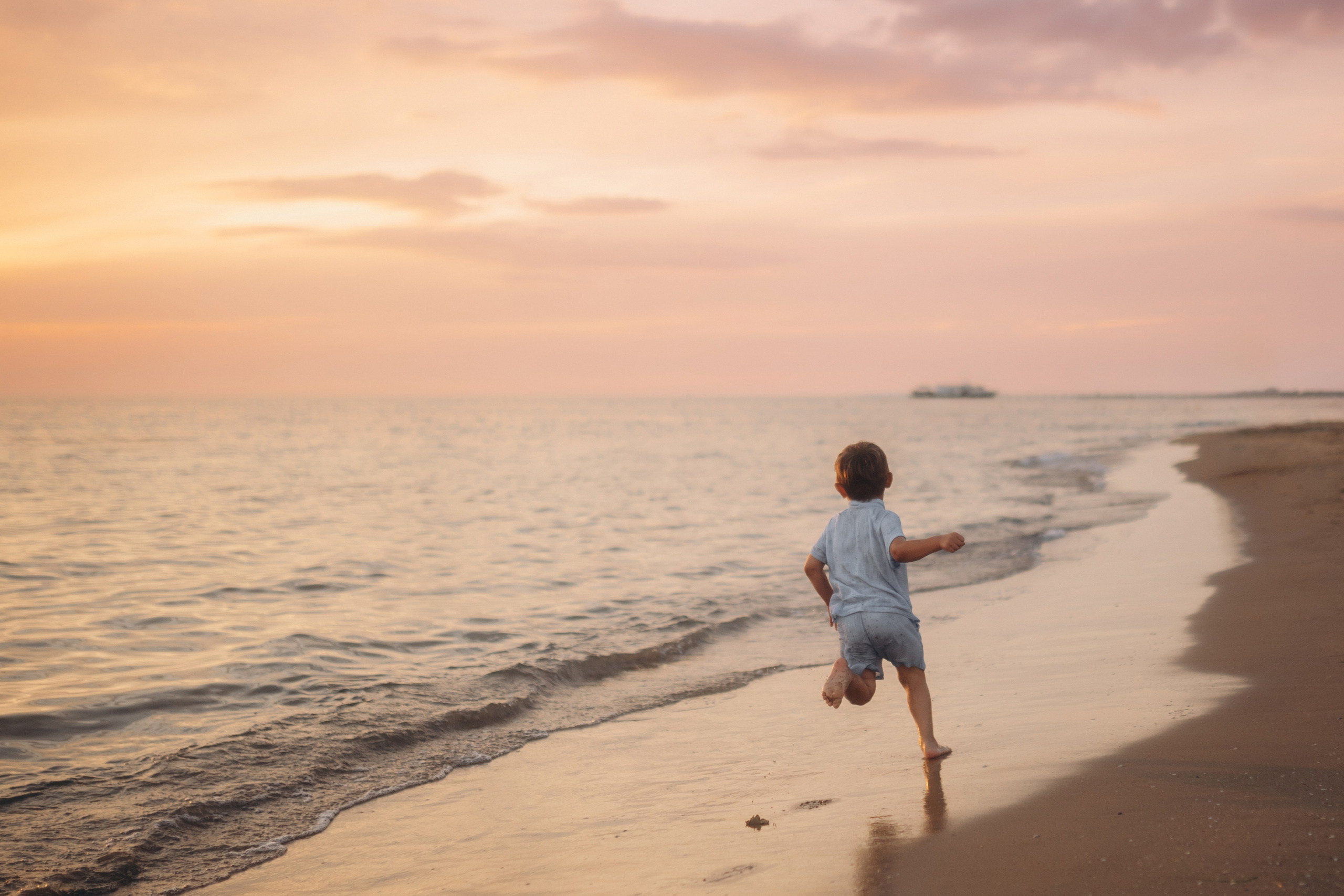 Геленджикский фотограф поймал эмоции - восторг ребенка от первой встречи с дельфинами, фотограф Геленджик