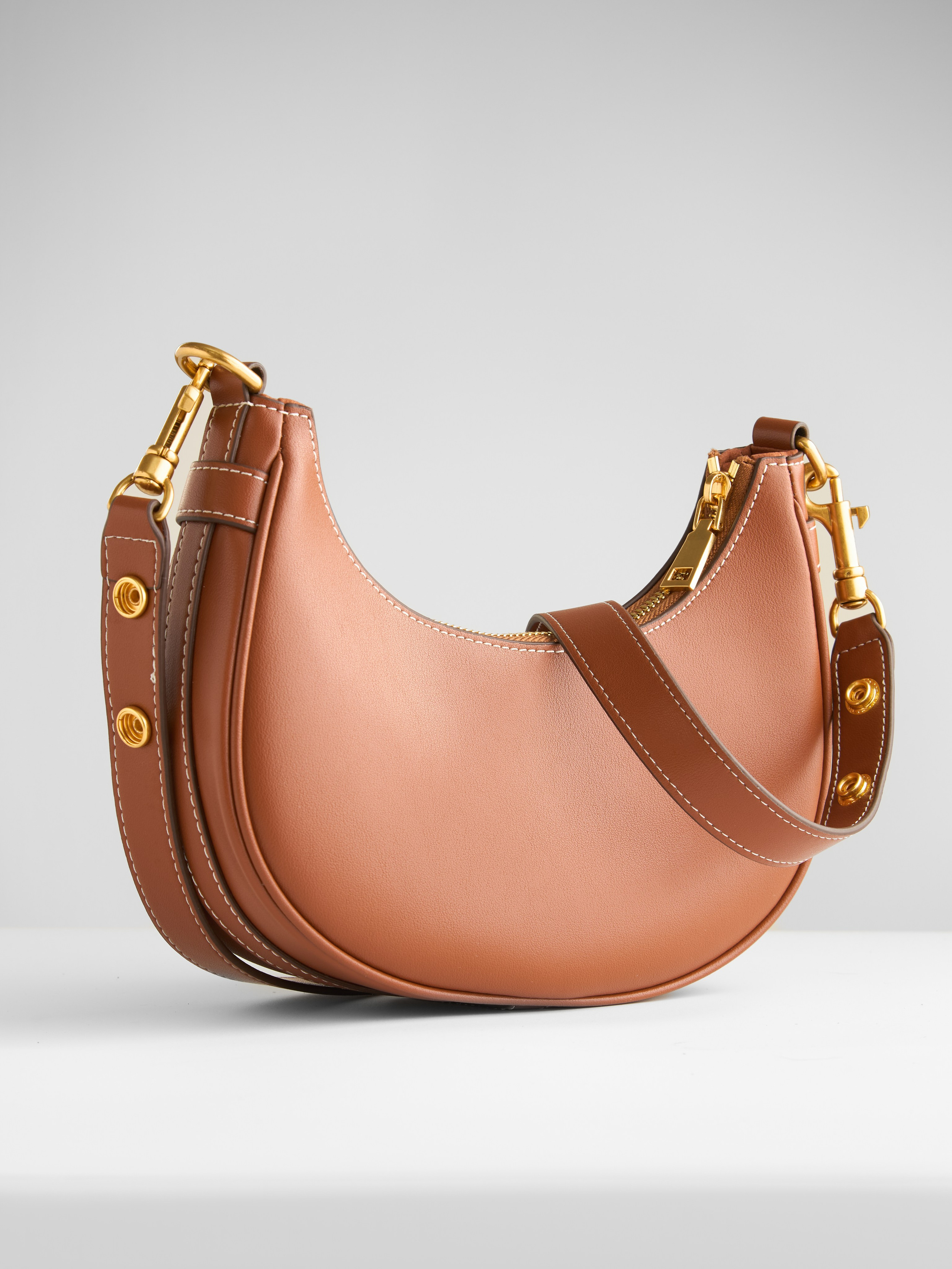 Сумки и кошельки. Предметная фотосъемка в Алматы. Предметный фотограф для маркетплейстов Артур Ахмадиев