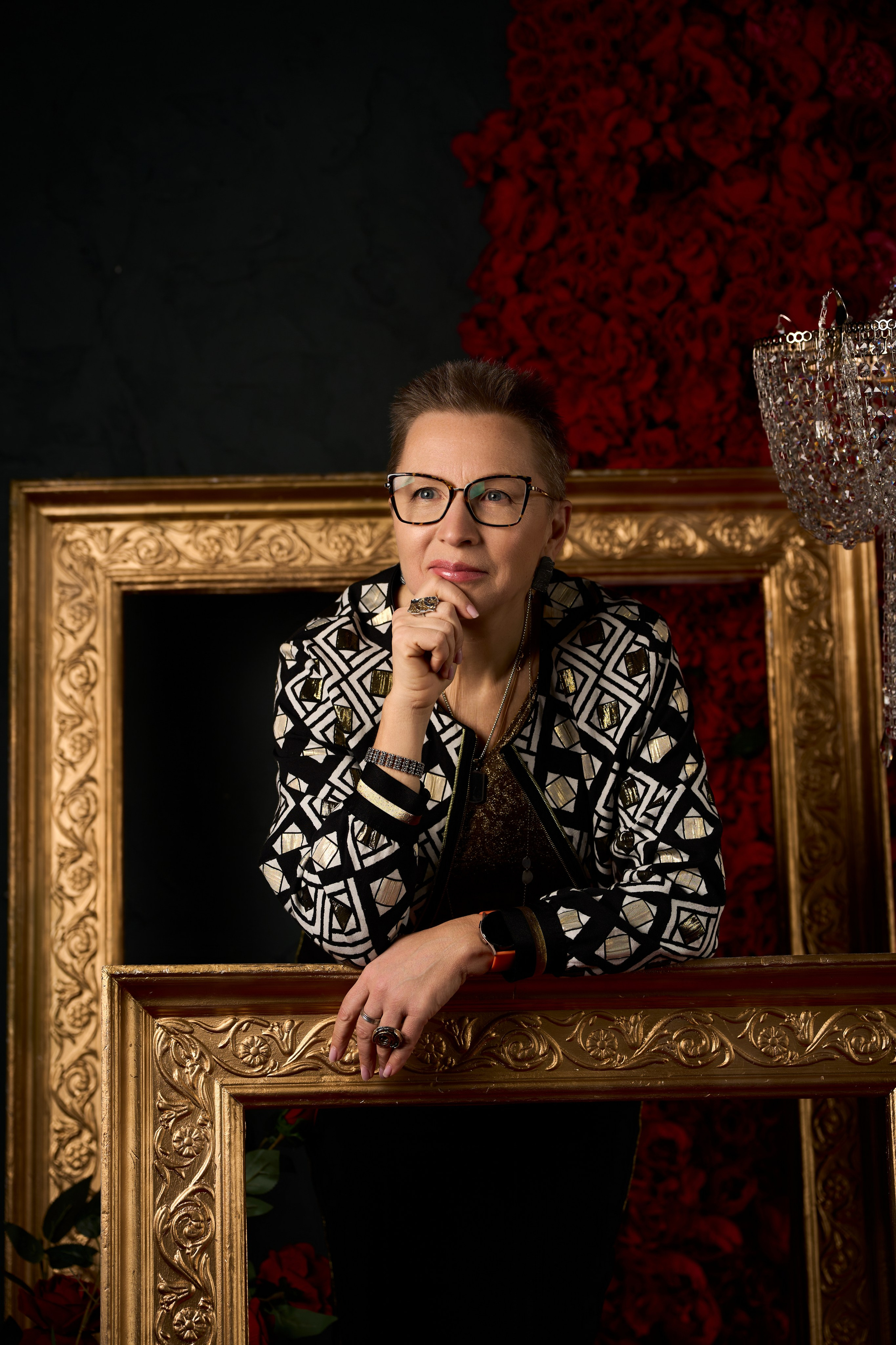 Бизнес портрет женщины в в обрамлении картины 