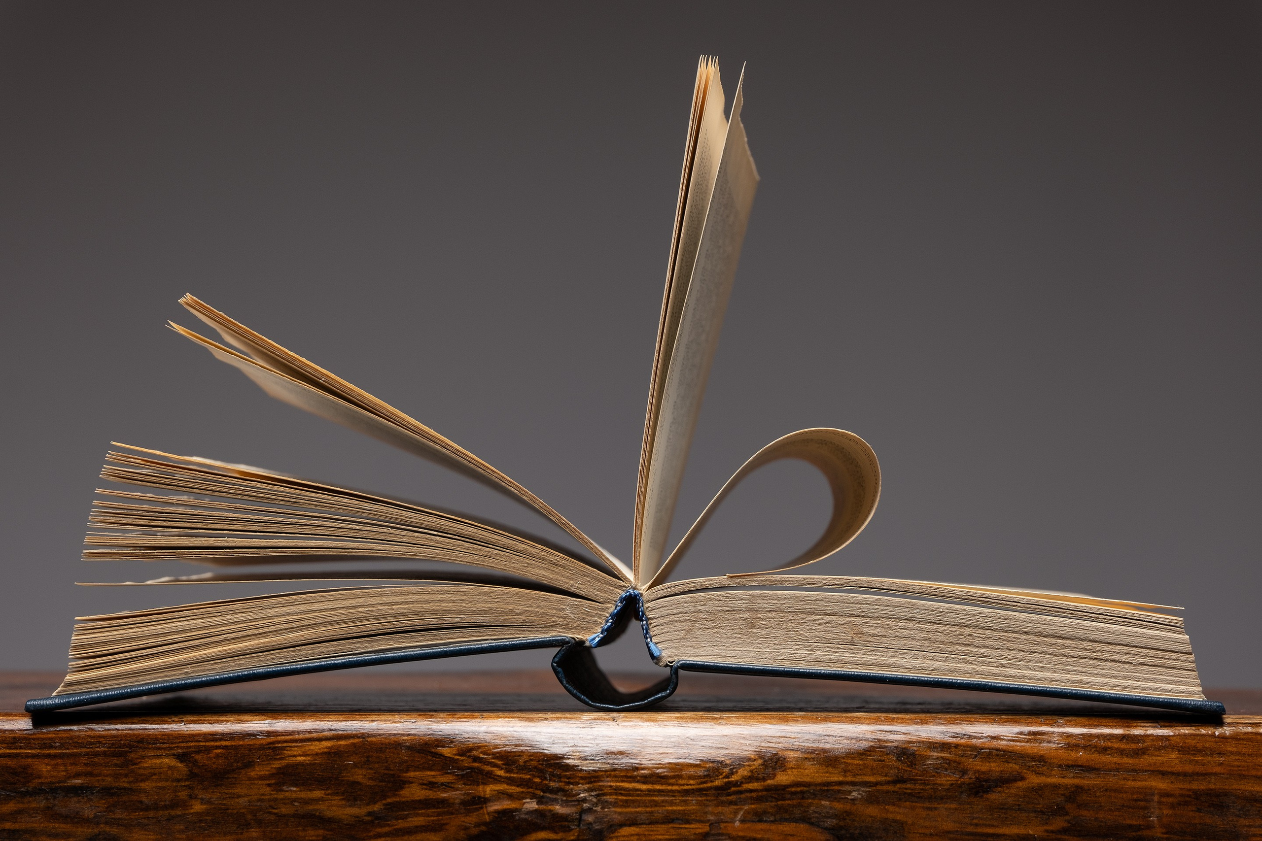 Старая книга с завернутыми страницыми.