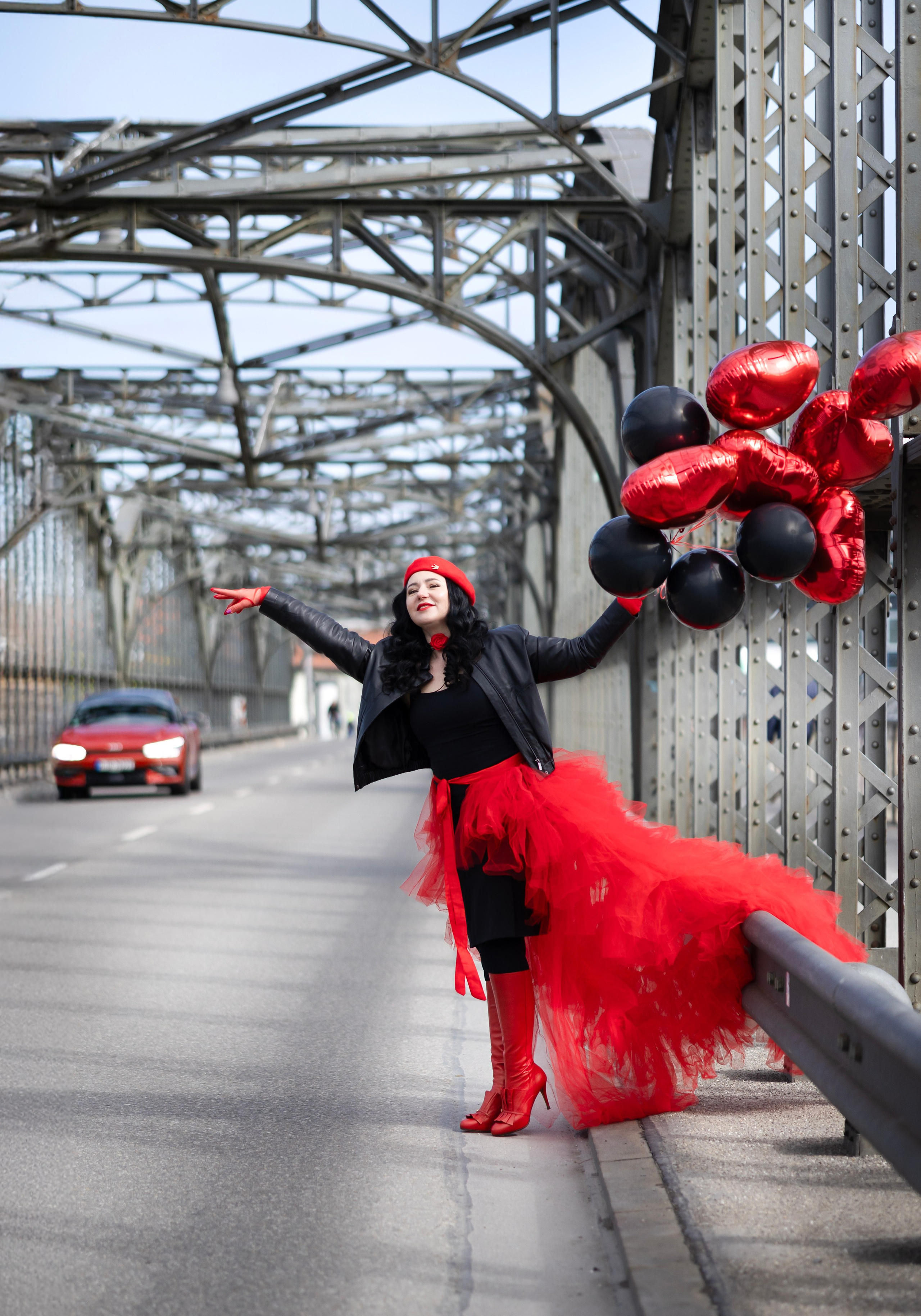 Balloons and red skirt. Photographer in Munich