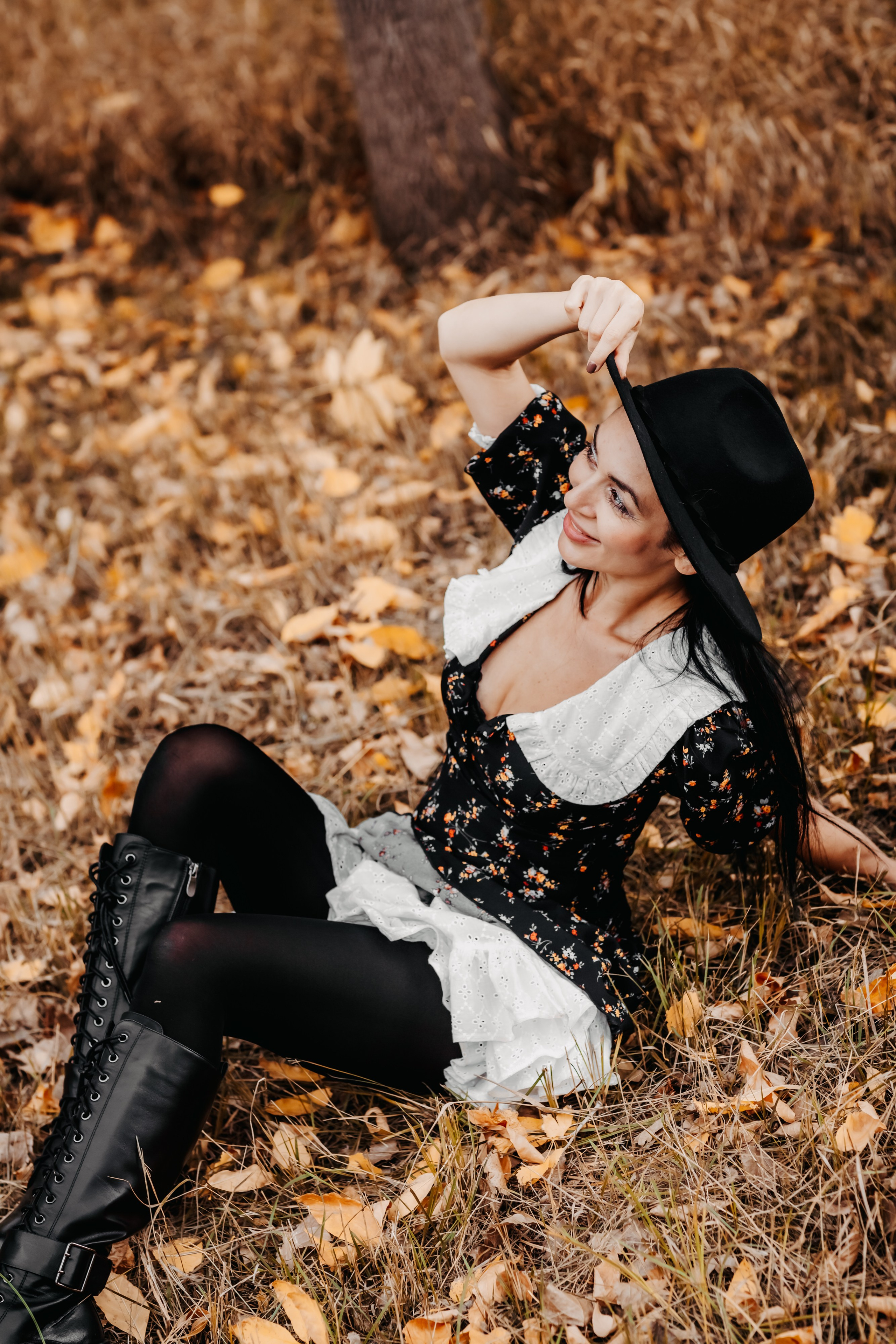 Креативная фотосессия с девушкой и машиной на фоне осеннего пейзажа