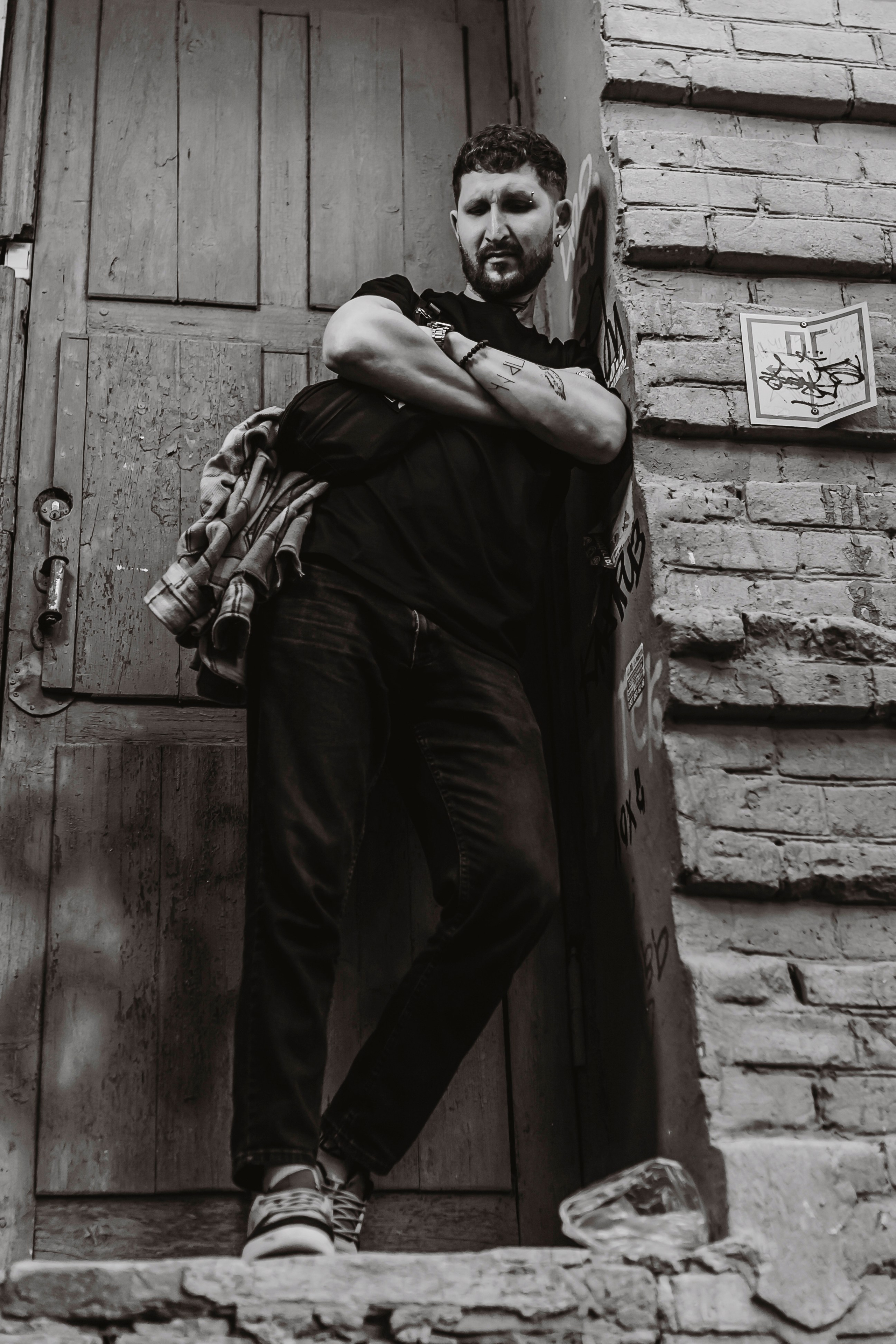 портрет мужчины в чб который смотрит сверху вниз 