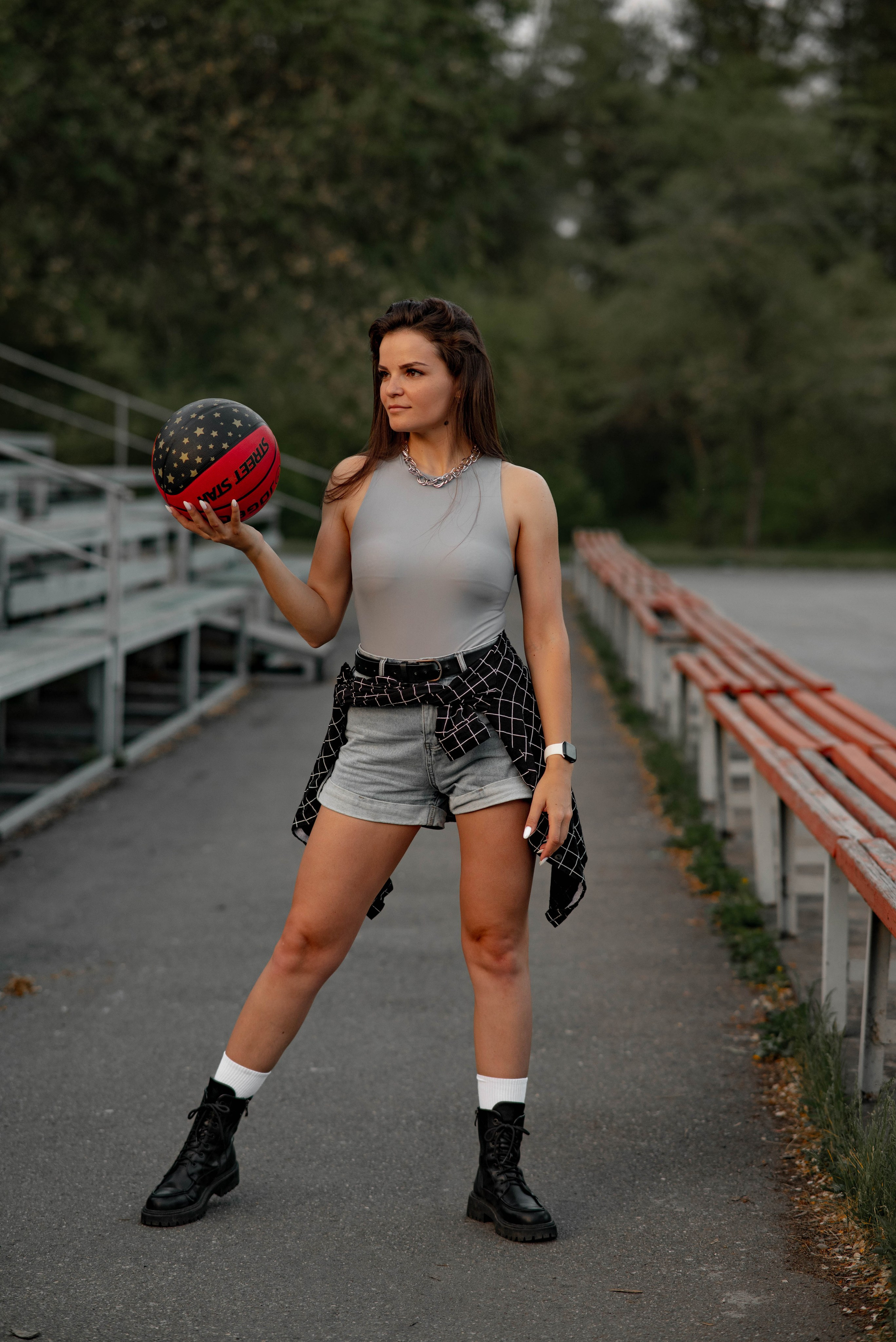 Девушка- спортсменка на стадионе города Абакана при закатном солнце. Семейный и свадебный фотограф в Абакане Юлия Су