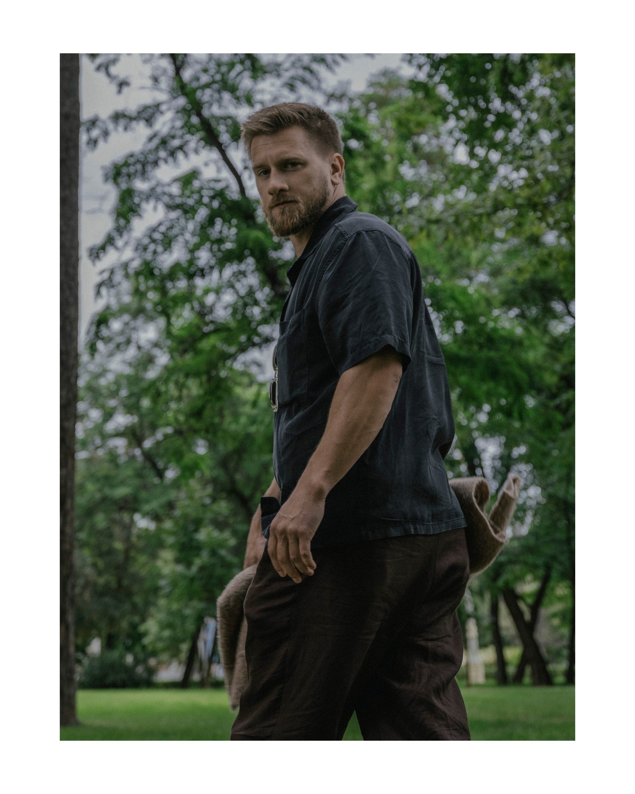 мужчина смотрит в камеру