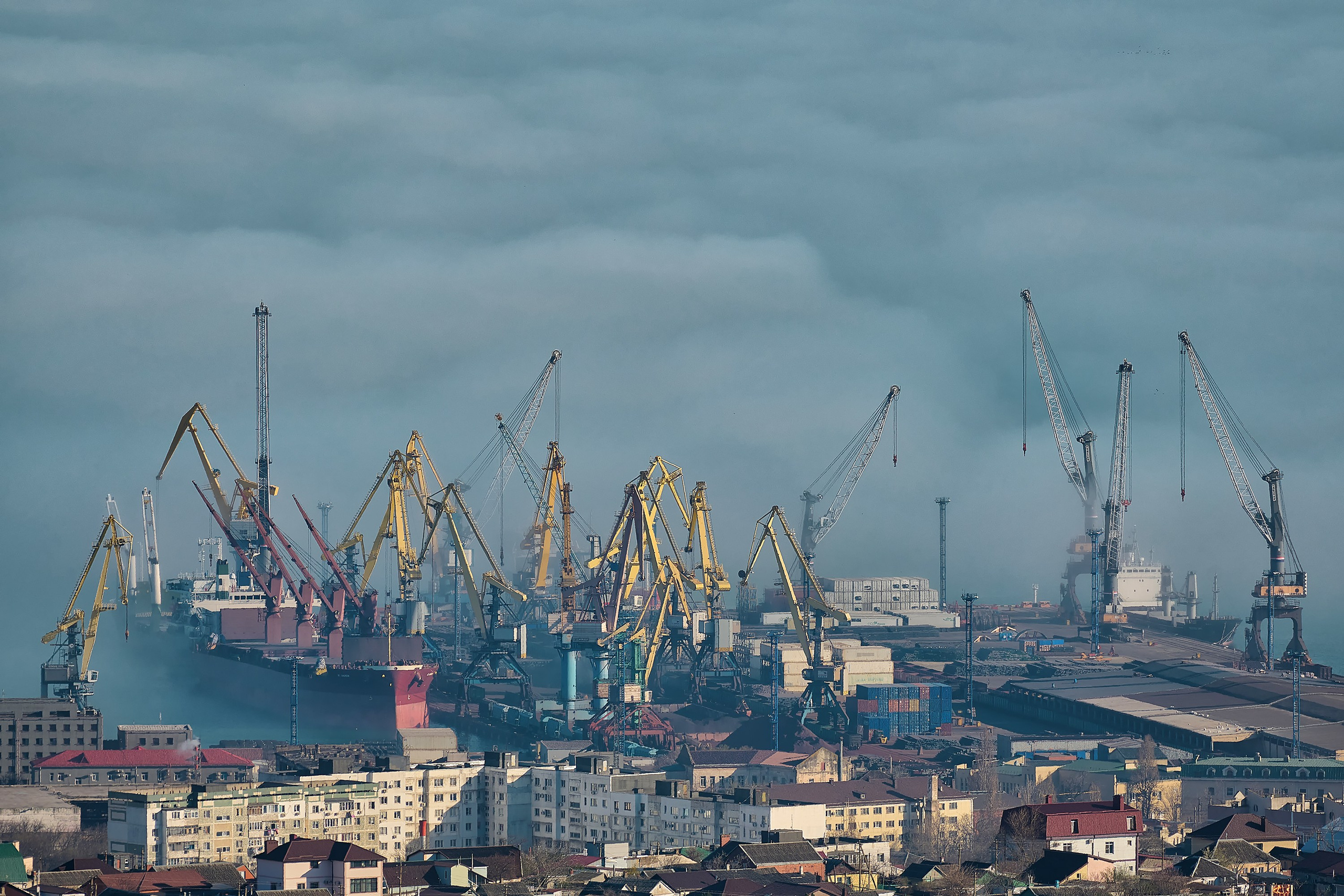 порт Новороссийск в тумане, вид сверху 
