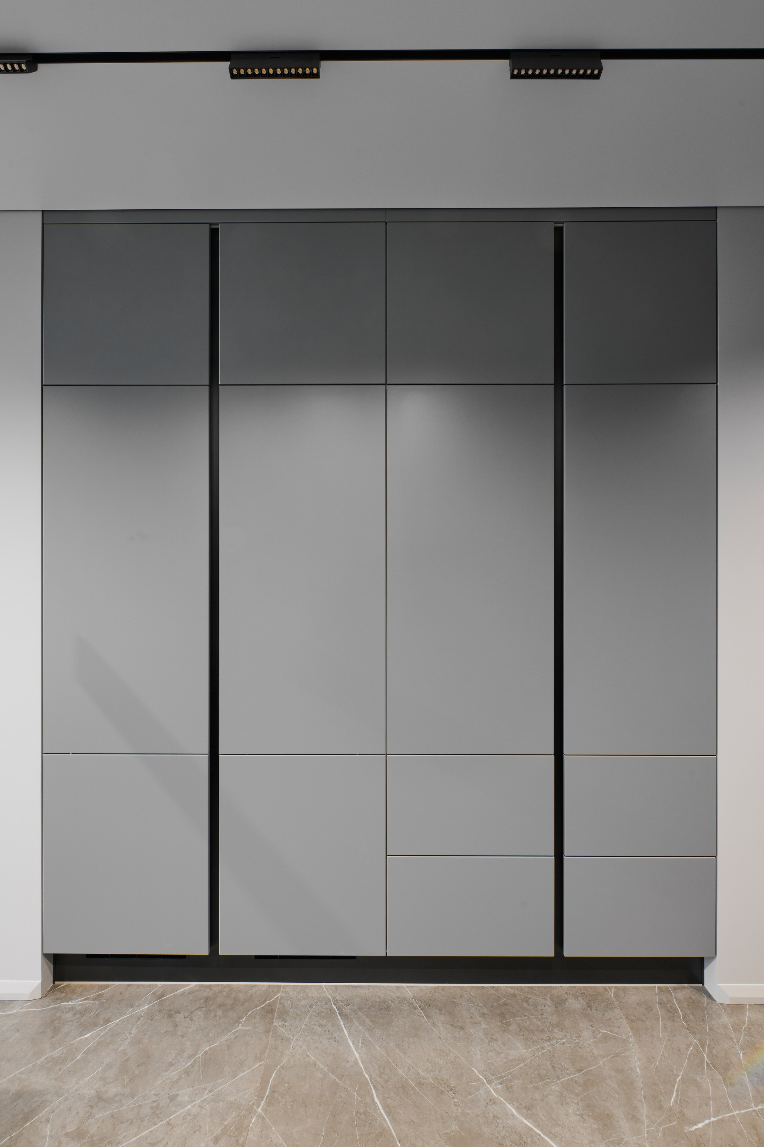 Кухонная зона: открытые полки, мраморный фартук, белые фасады