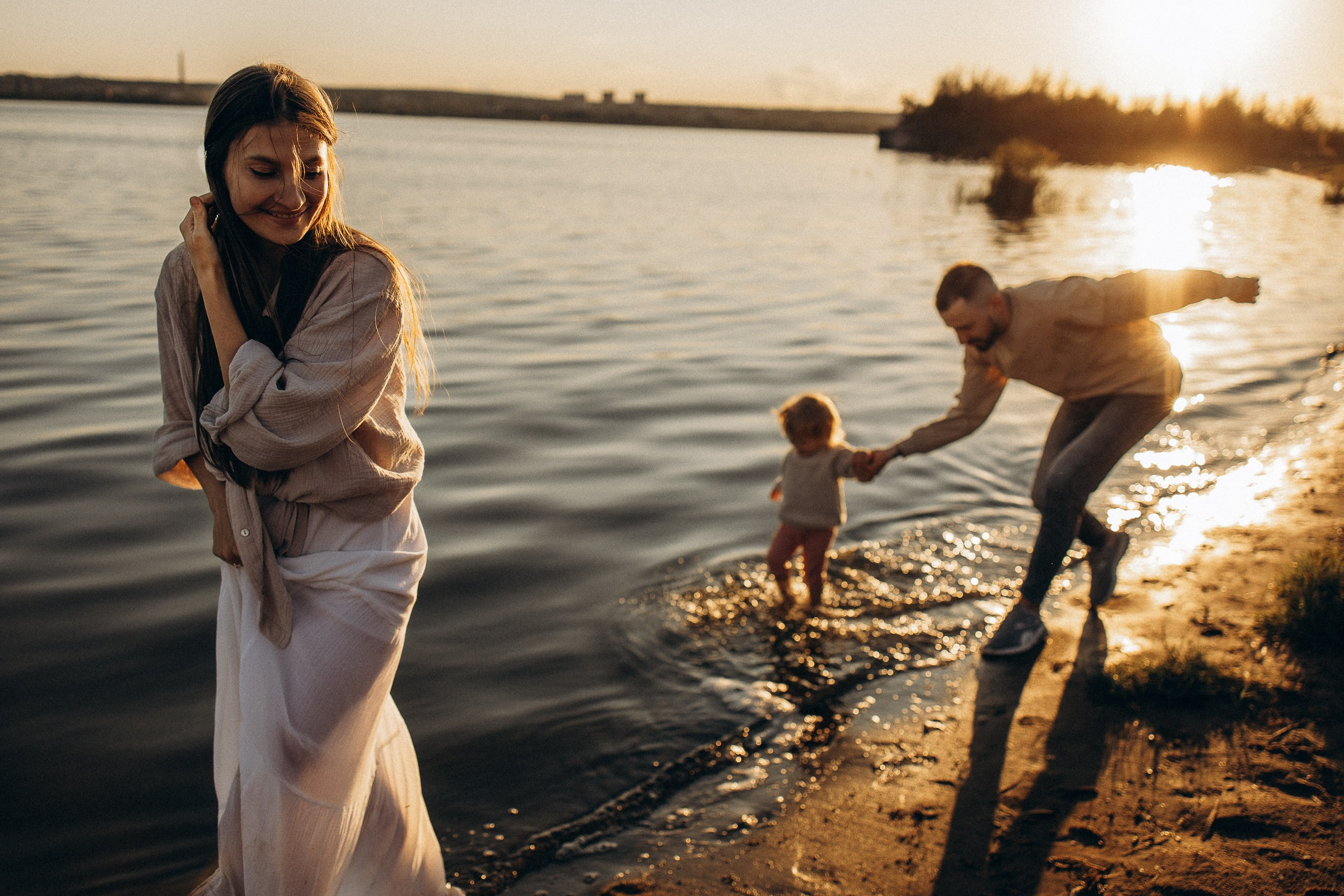 Семейная фотосессия на пляже в лучах заката