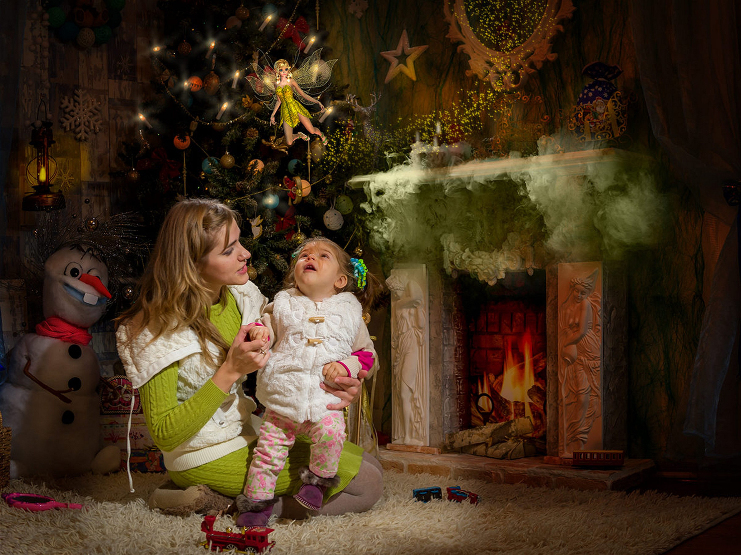 Мама с дочкой у камина девочка с восторгом смотрит на пролетающую фею