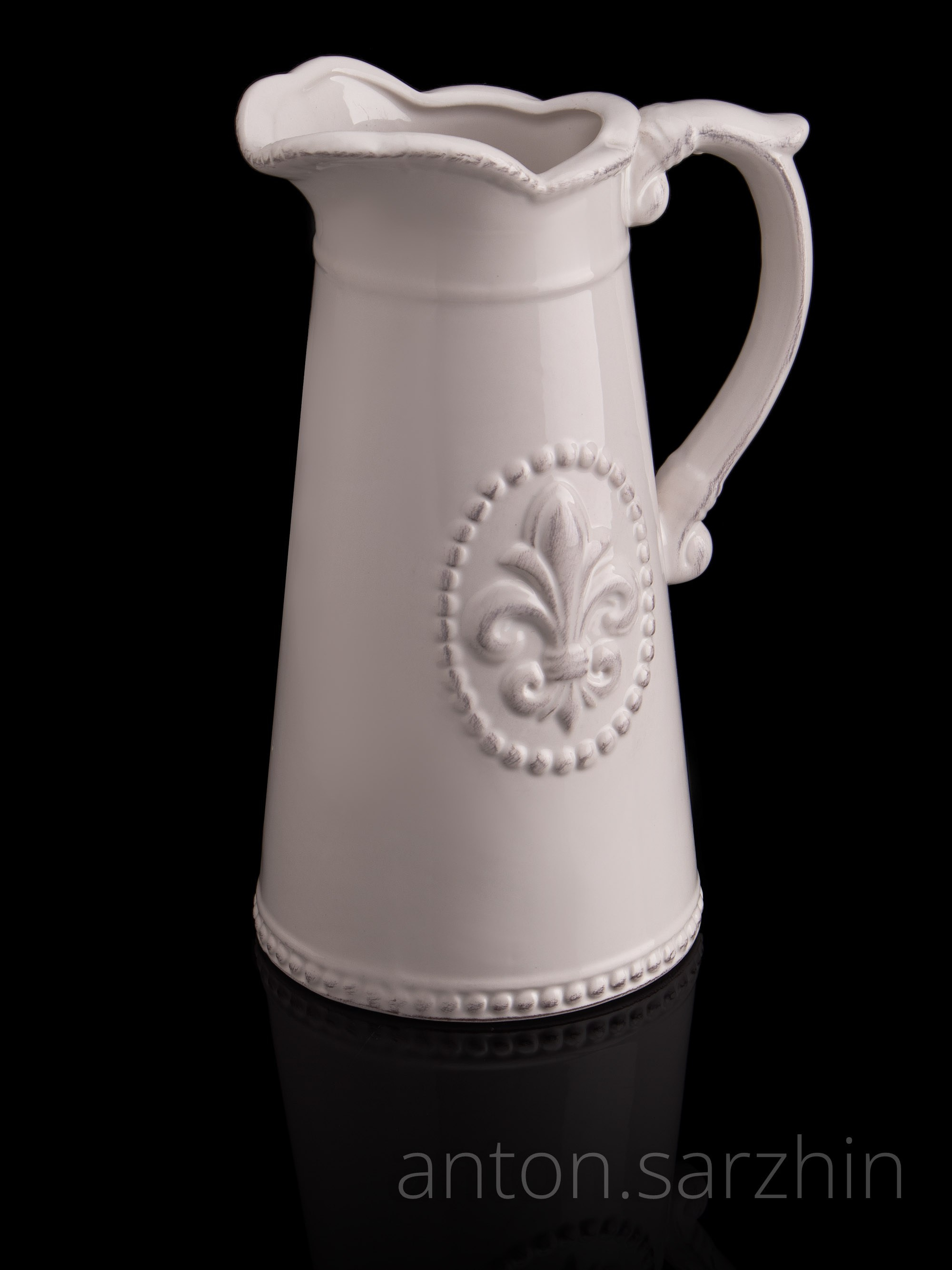 Предметная съемка белого кувшина на черном фоне