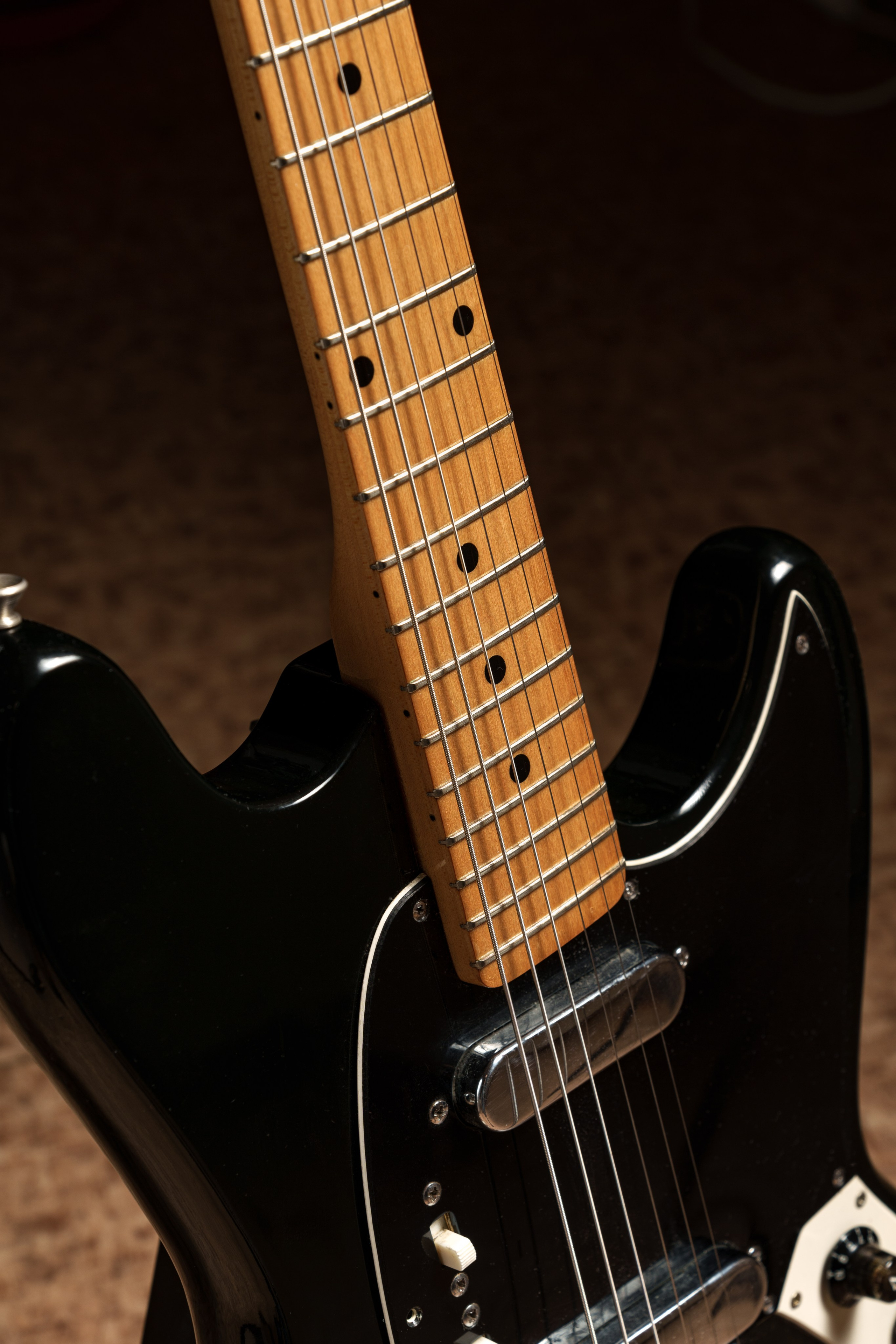 Фотосъемка электрогитар для продажи. Интерьерный фотограф и ретушер в Красноярске Денис Антропов