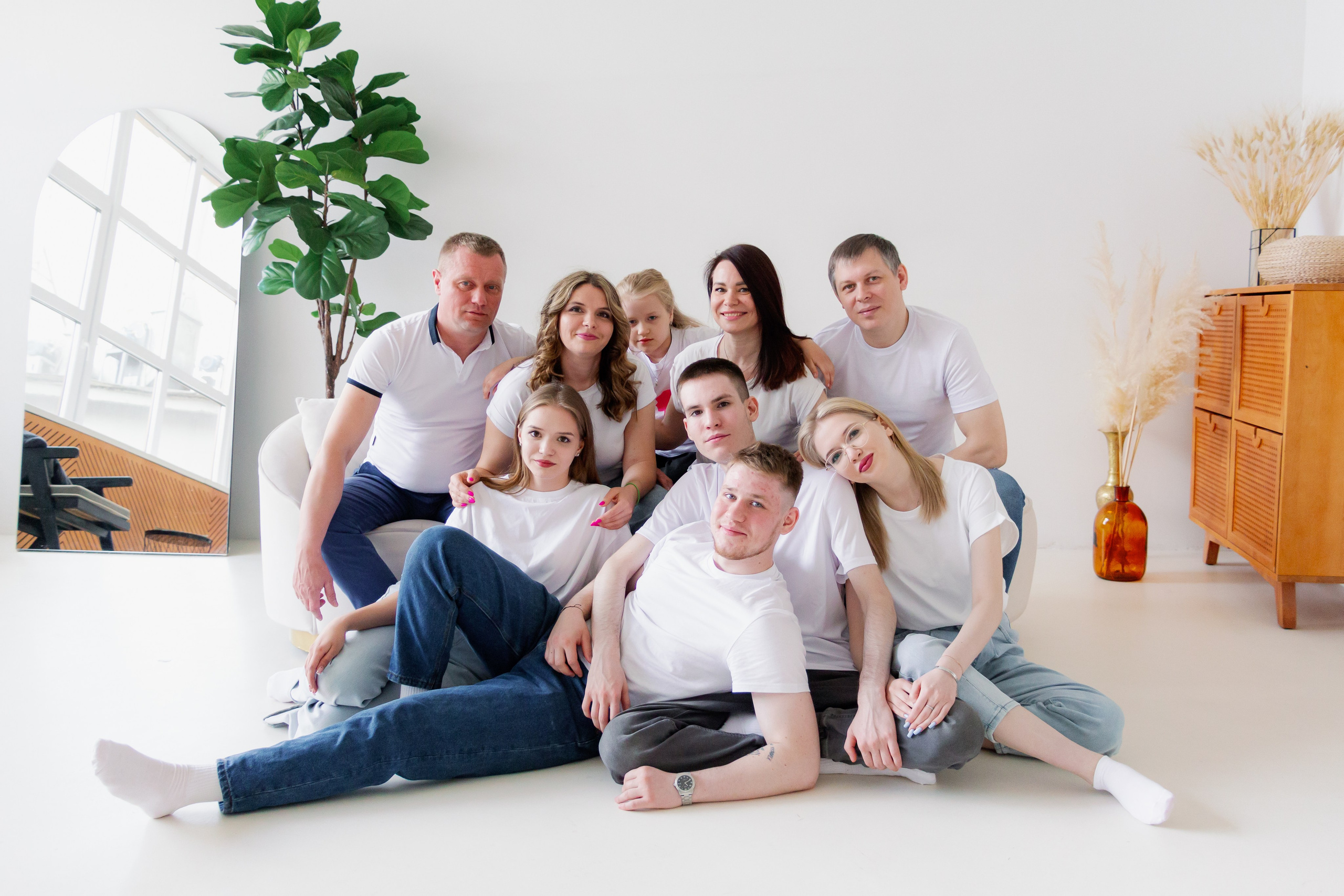 Две сестры. Две семьи. Одна любовь. Семейная фотосессия в студии, Екатеринбург. Фотограф в Екатеринбурге Пойгина Елена