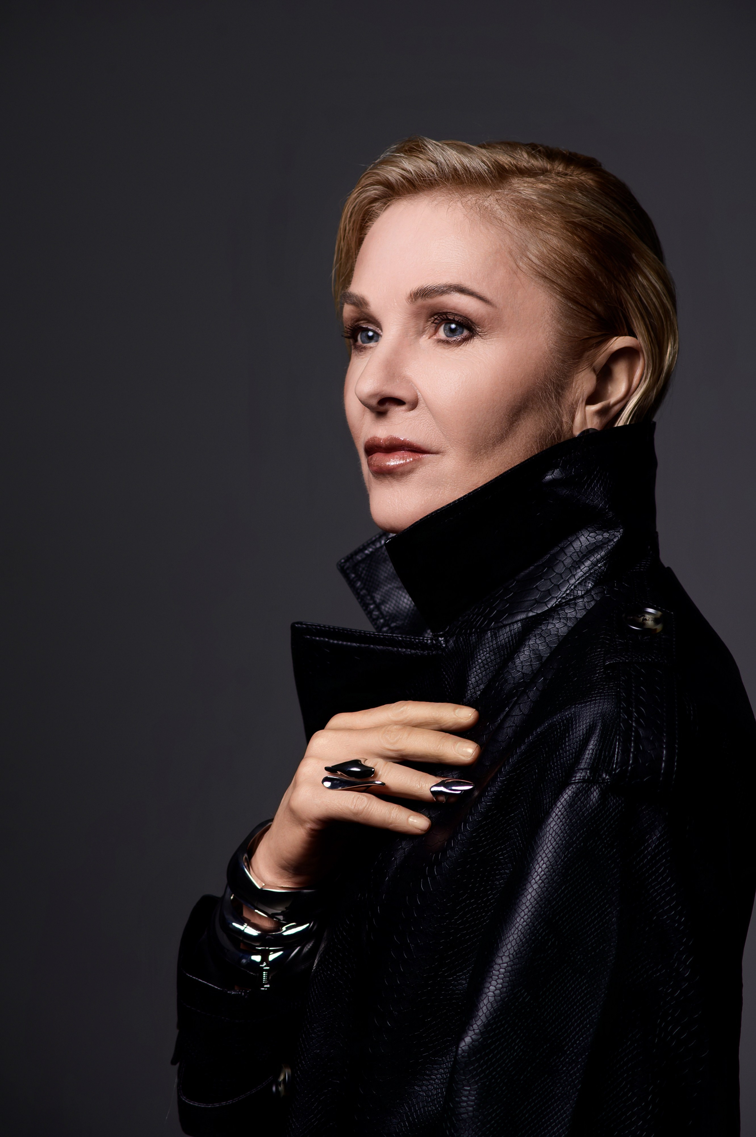 Студийный портрет в Москве — модель в чёрной кожаной куртке на сером фоне