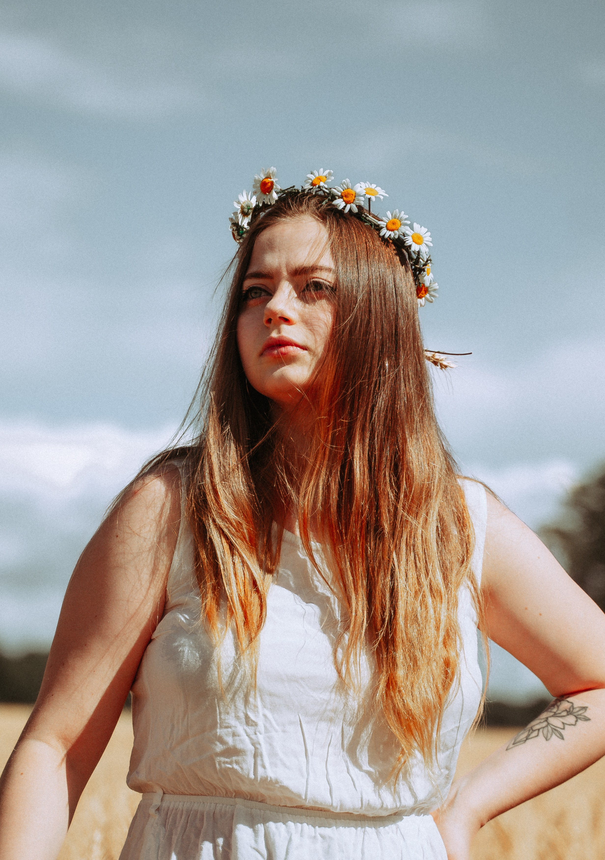 Юля и Лера в поле. Ищем потаённое. Портретный и предметный фотограф в Санкт-Петербурге