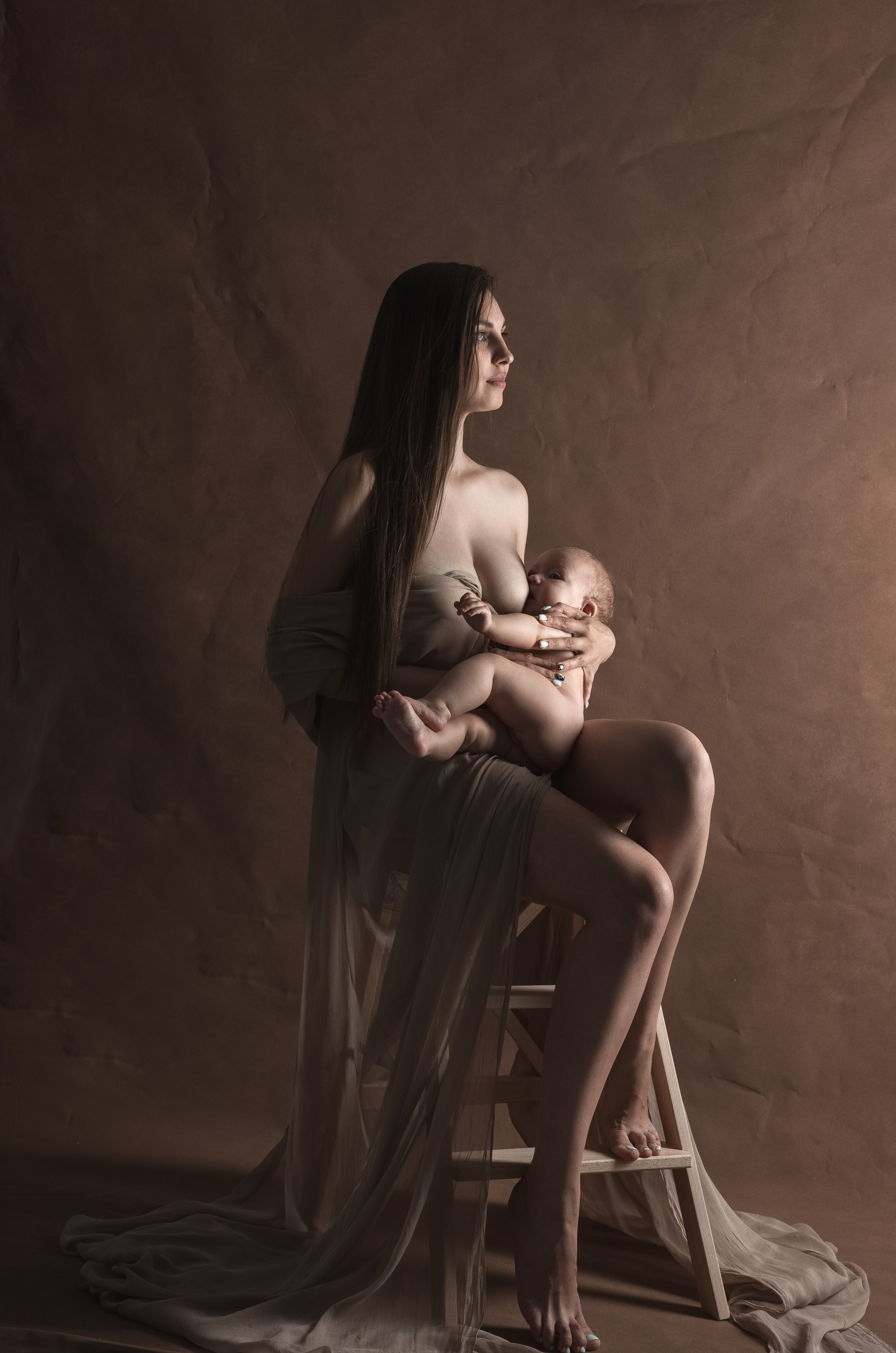 фотосессия матери и ребенка, фотосессия материнства в Тамбове, фотосъемка в стиле минимализм и без одежды матери и ребенка в фотостудии, фото мамы и малыша, портрет материнской любви, поцелуй матери, красивое фото матери и ребенка, объятия матери, мамины руки на фото, фотография красивой женщины с ребенком на руках, фотосессия семейная в Тамбове, детская и семейная фотосессия , мама и ребенок на фоне в фотостудии, ребенок на руках у мамы, красивое платье на фотографии матери и ребенка, красивое материнство, кормящая ребенка мама, кормящая грудью ребенка мать, фотография кормящей женщины с ребенком на руках