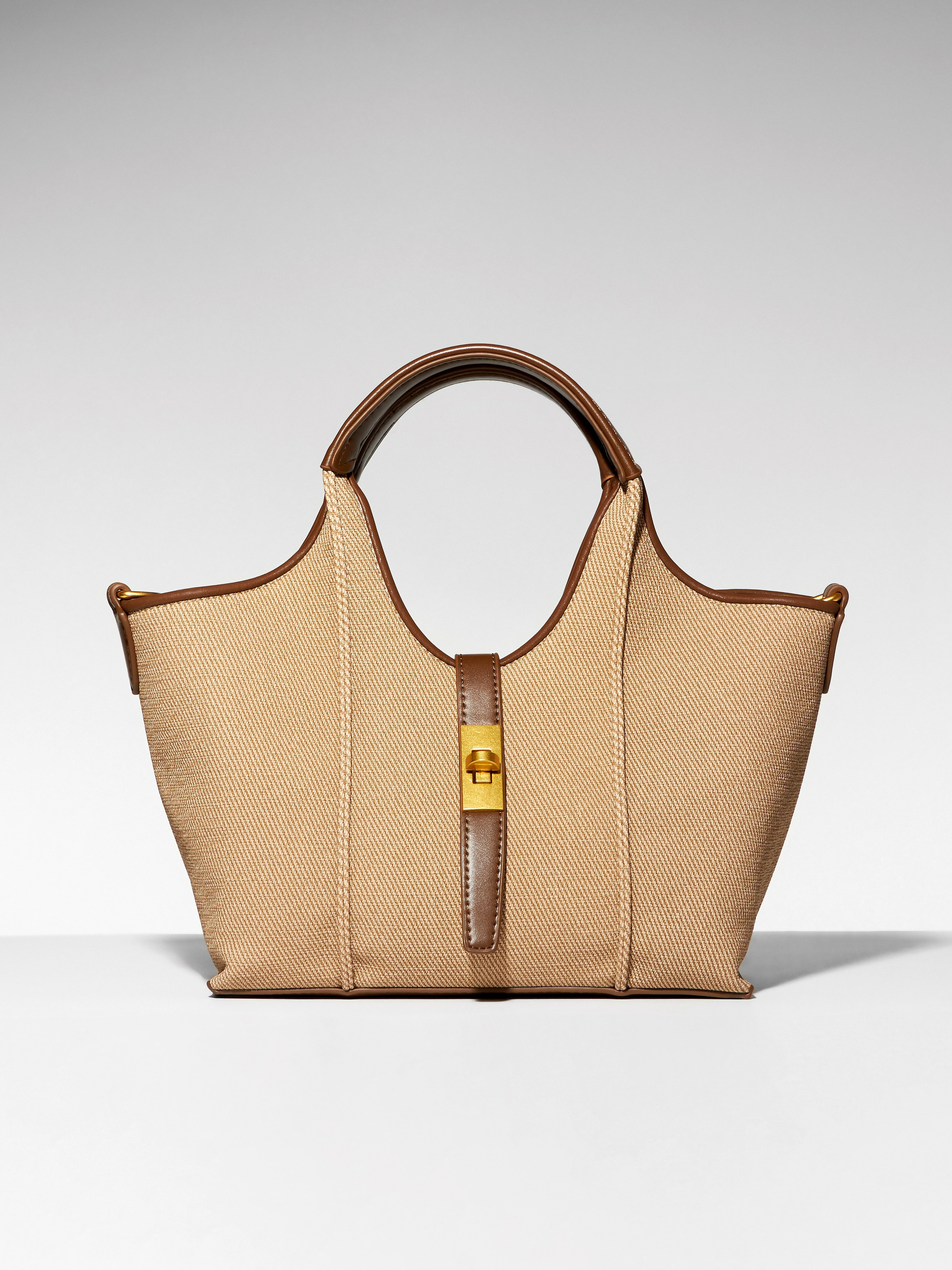 Предметная каталожная фотосъёмка бежевой женской сумки на белом фоне с серым градиентом