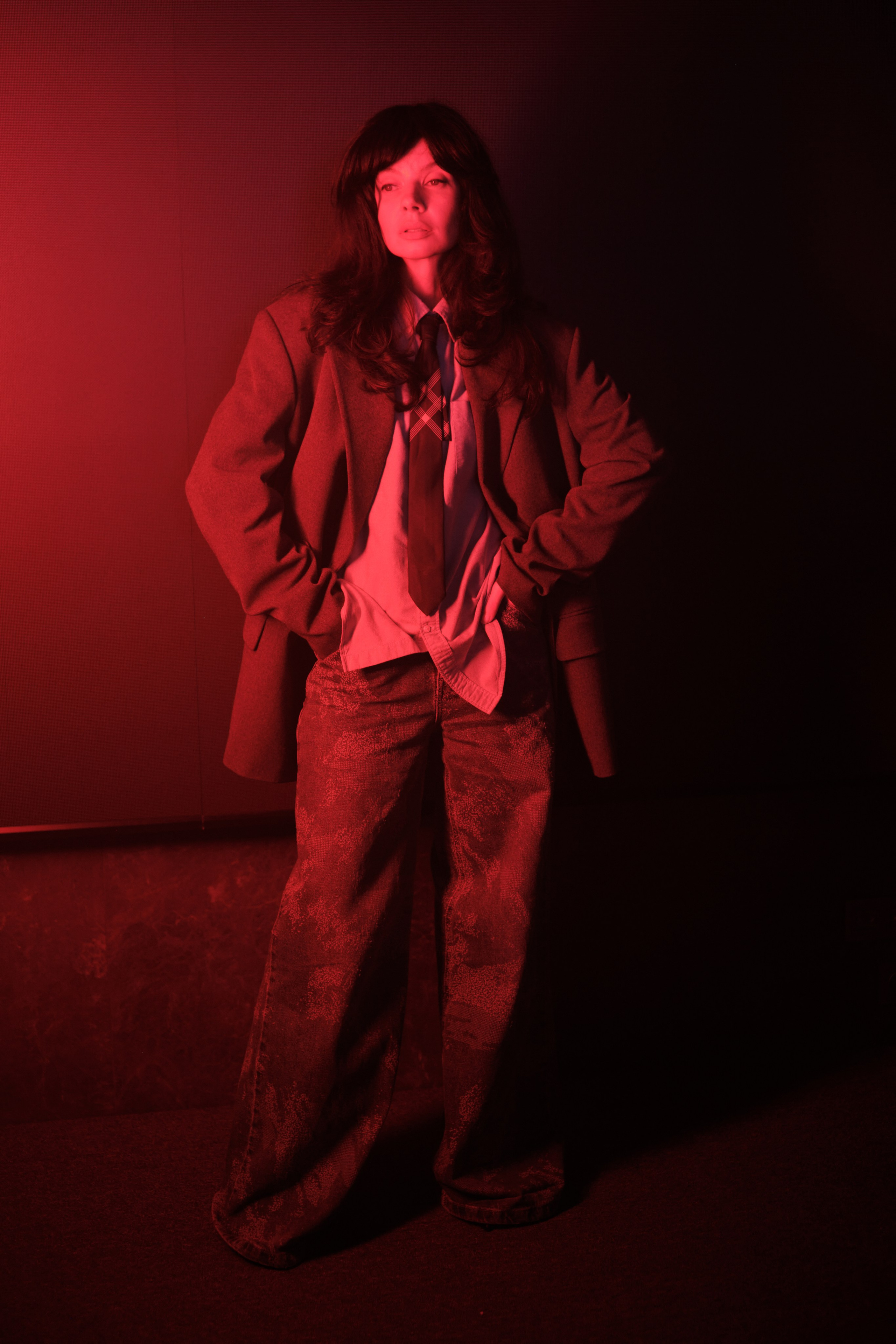 Женский портрет в пиджаке и драматичном красном свете