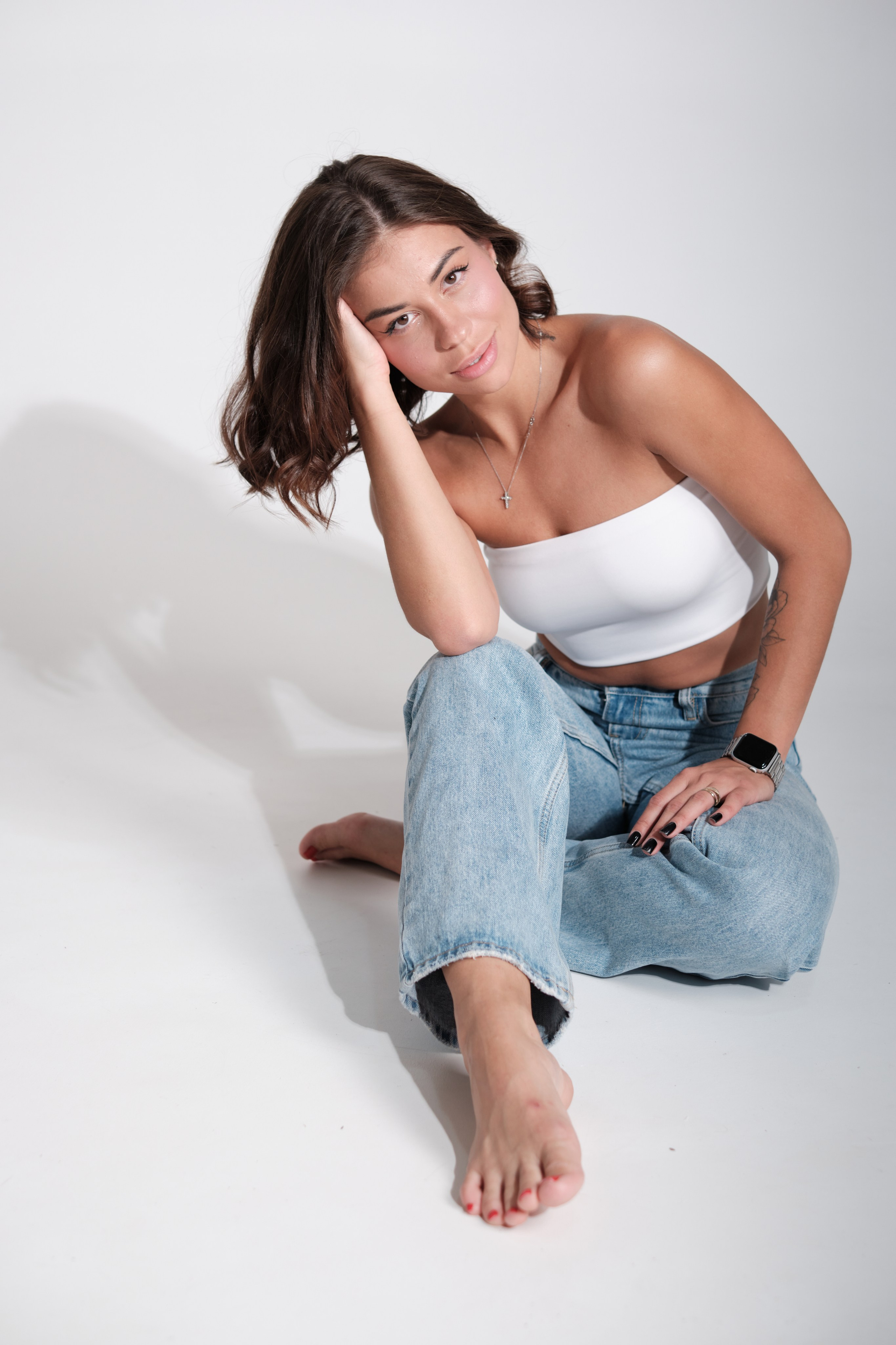 Сьемка в студии для модельного агентства, девушка в джинсах и белом топе