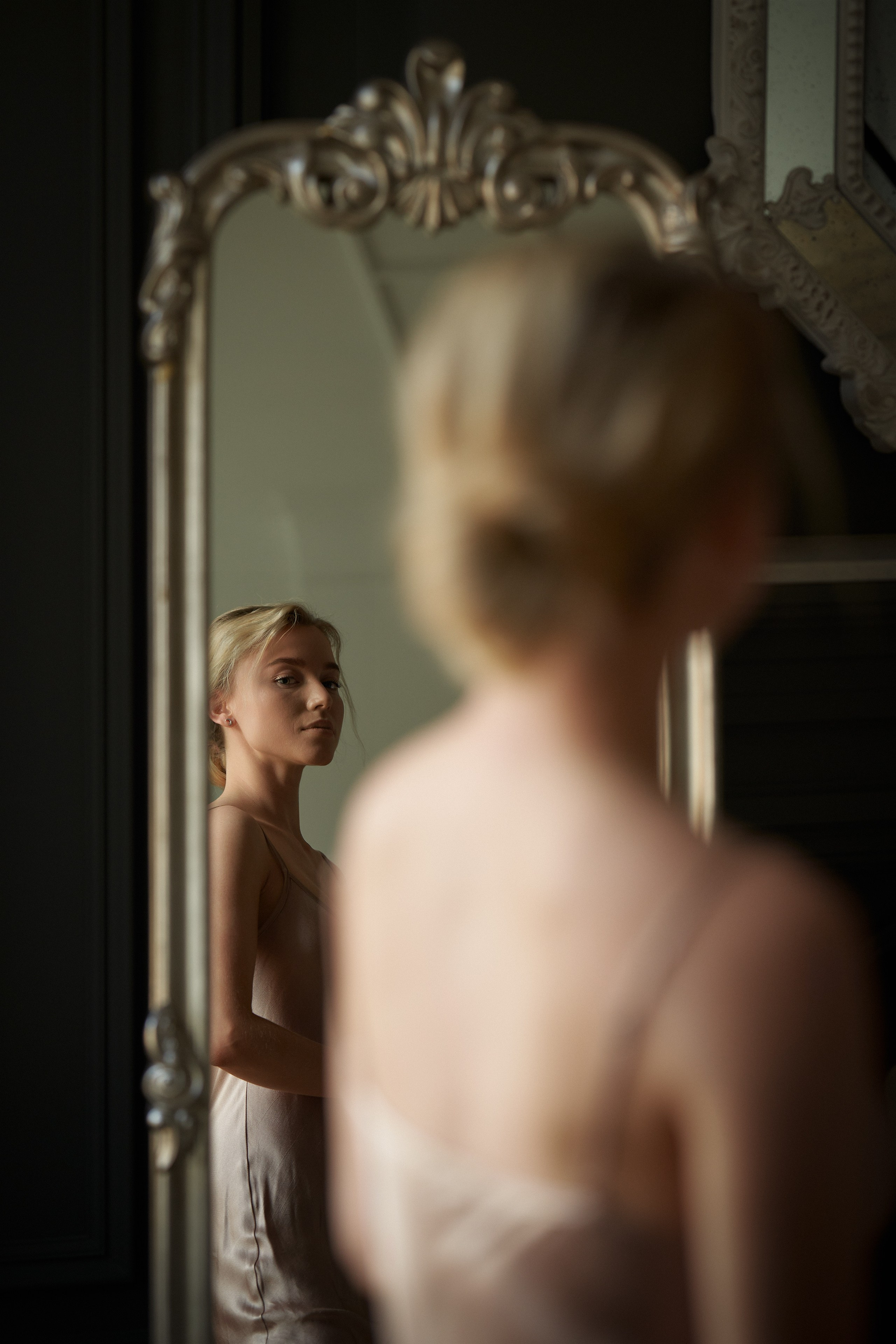 Студийная фотосессия с зеркалом