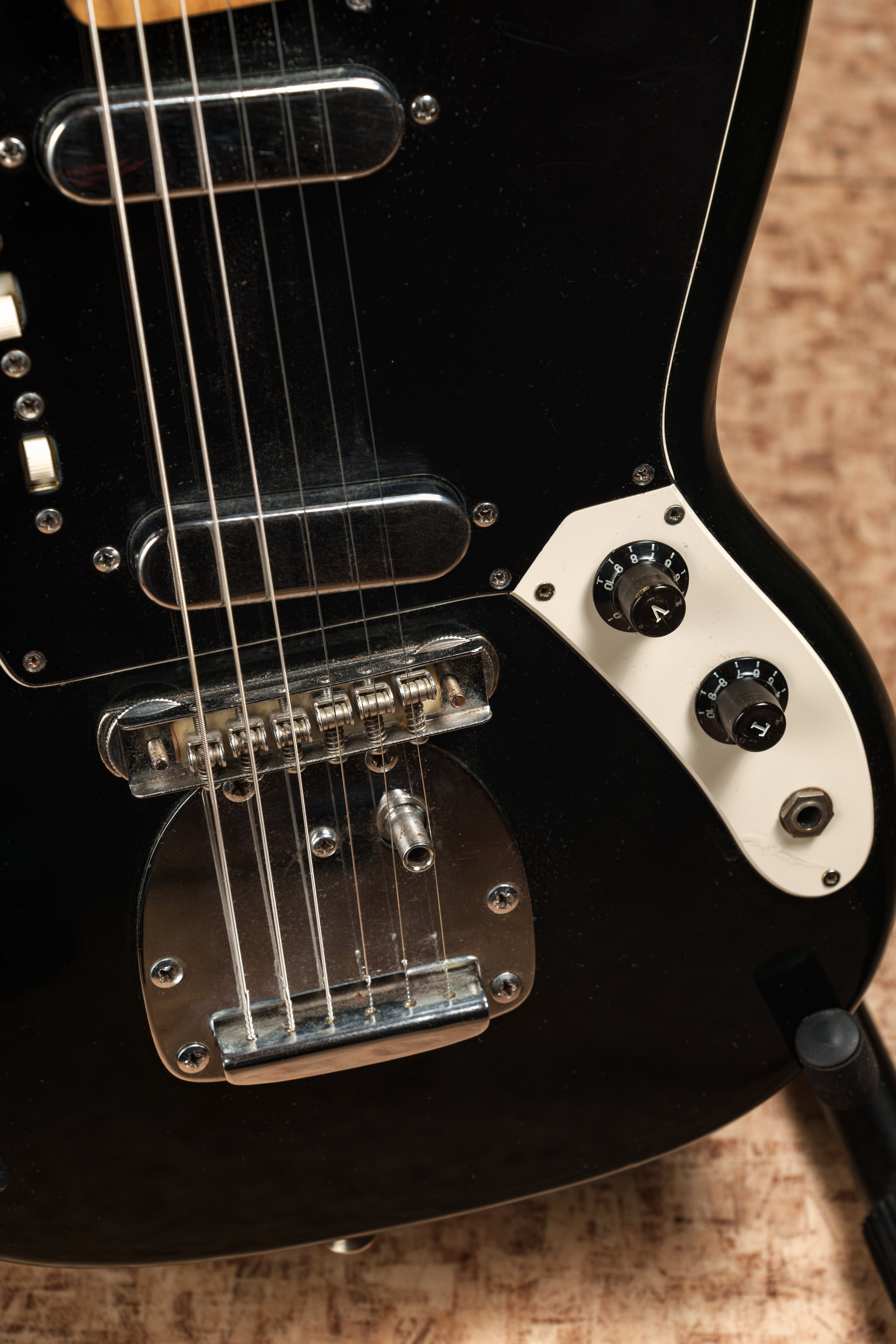 Фотосъемка электрогитар для продажи. Интерьерный фотограф и ретушер в Красноярске Денис Антропов