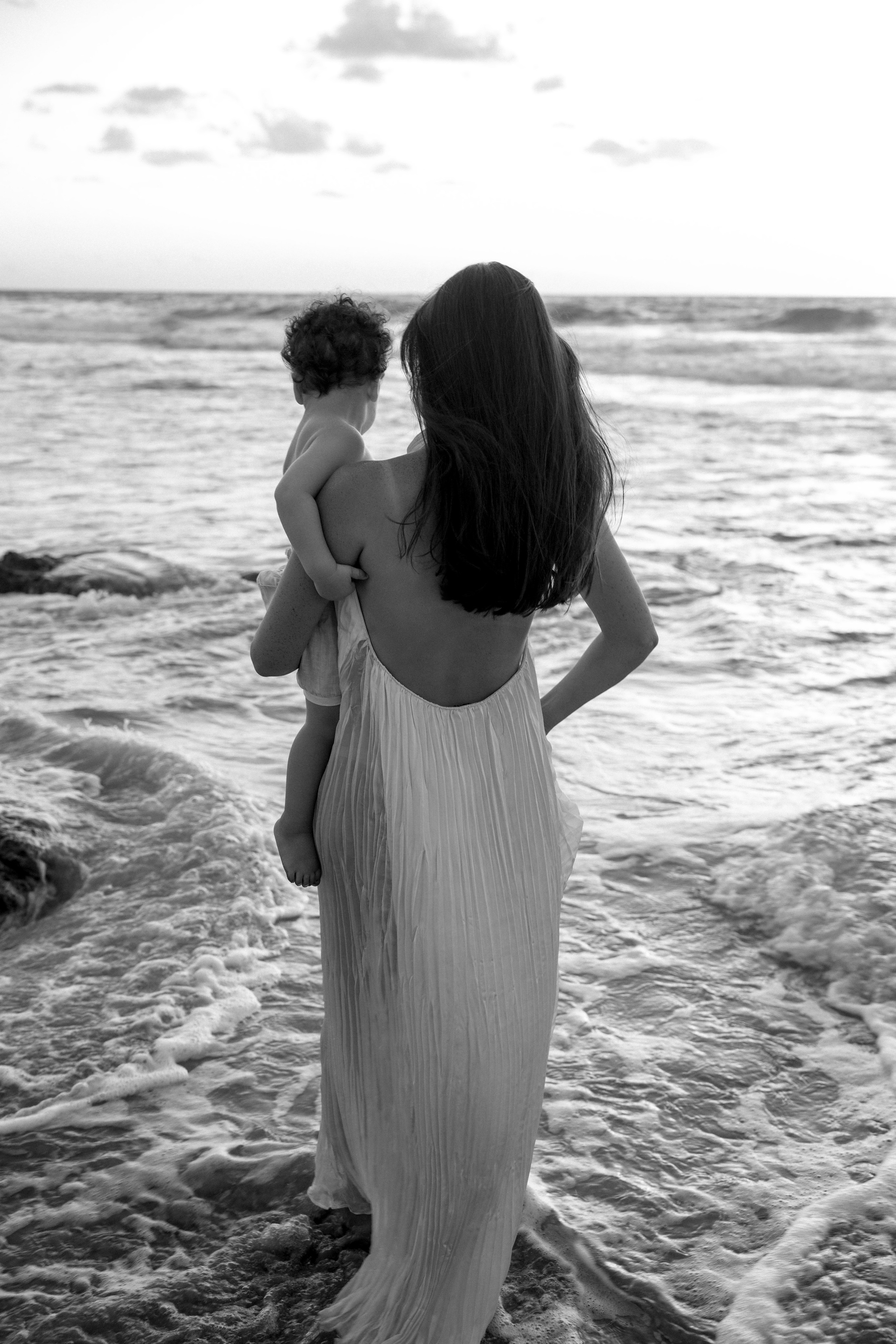 Pregnancy photoshoot near the sea. Wedding and family photographer