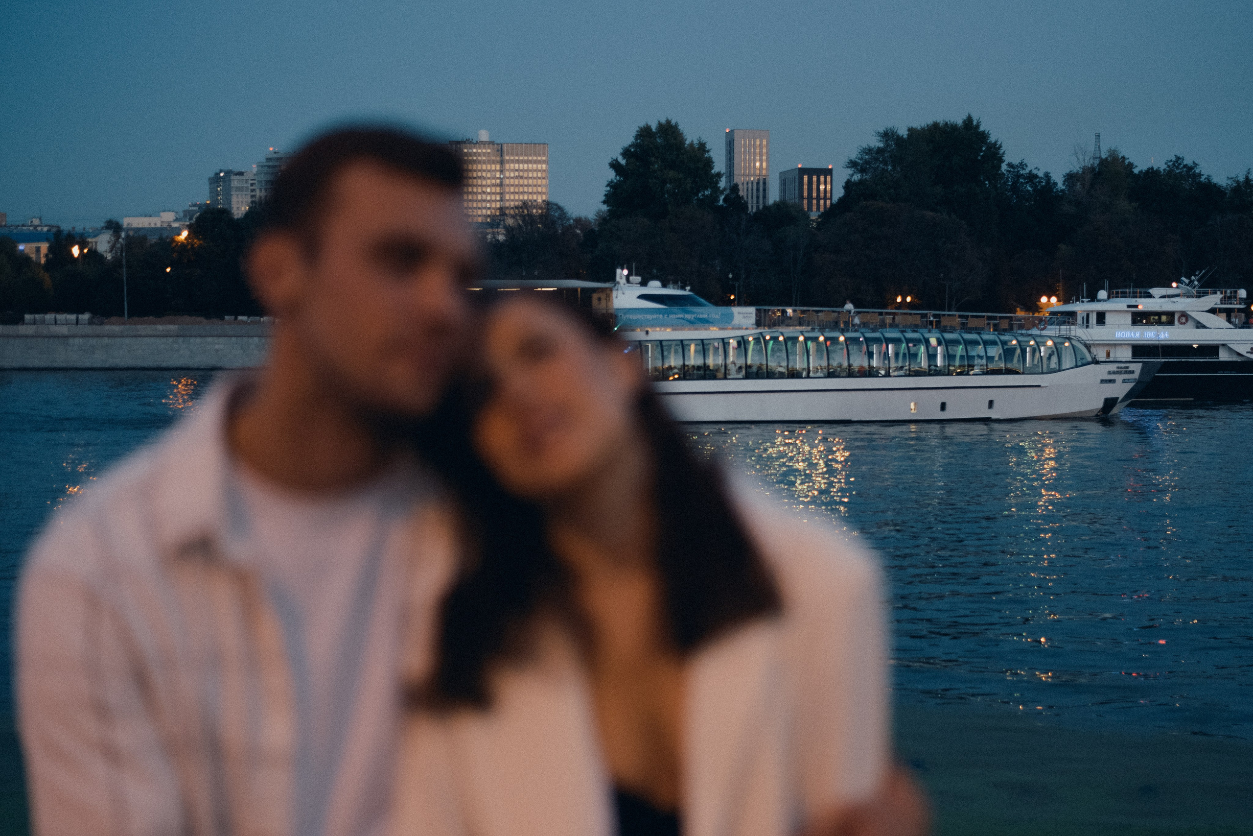 Любовь на набережной в Москве