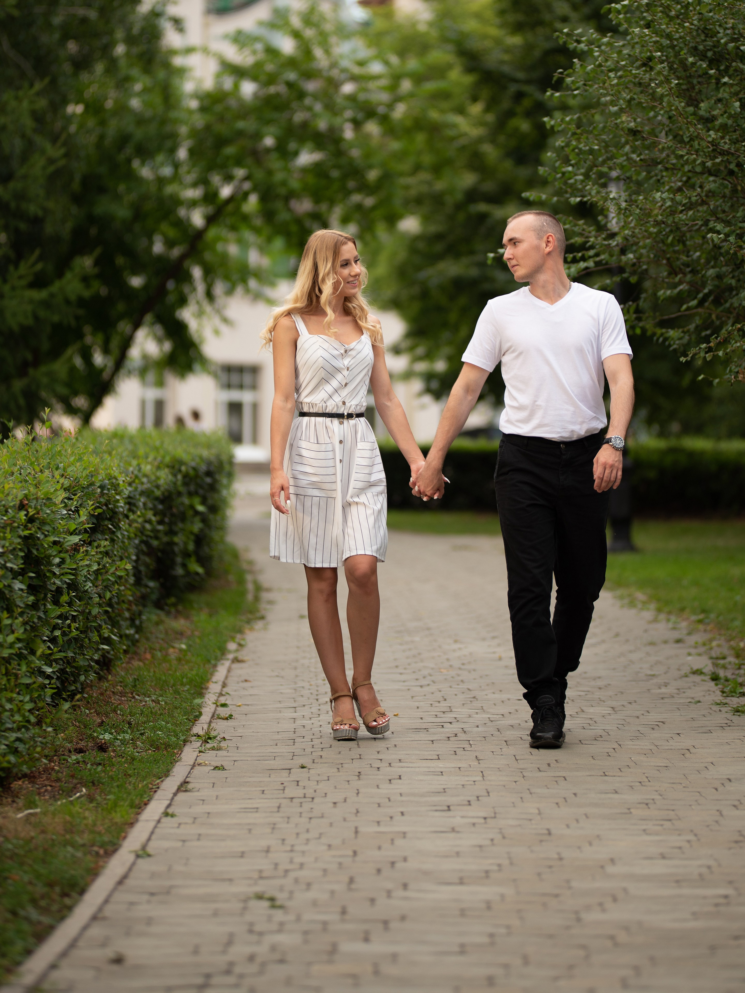 Предсвадебная фотоссия влюбленной пары в парке.