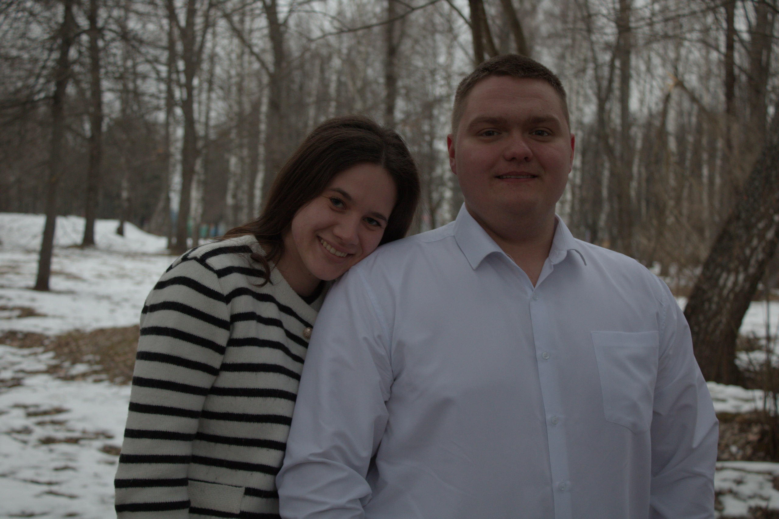 девушка положила голову на плечо любимого