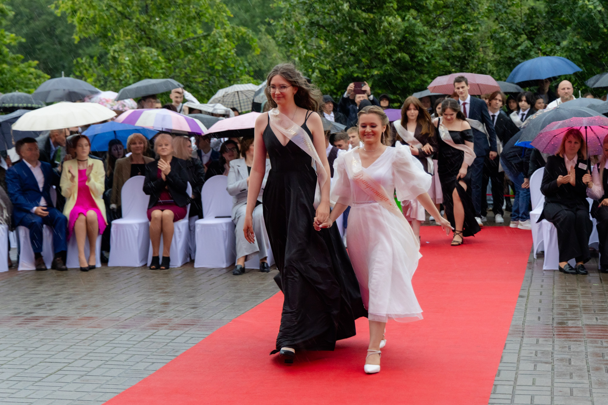 Школьный выпускной 2025 год в Минске, Беларуси. Свадебный фотограф в Минске/Беларуси Сергей Спиридонов