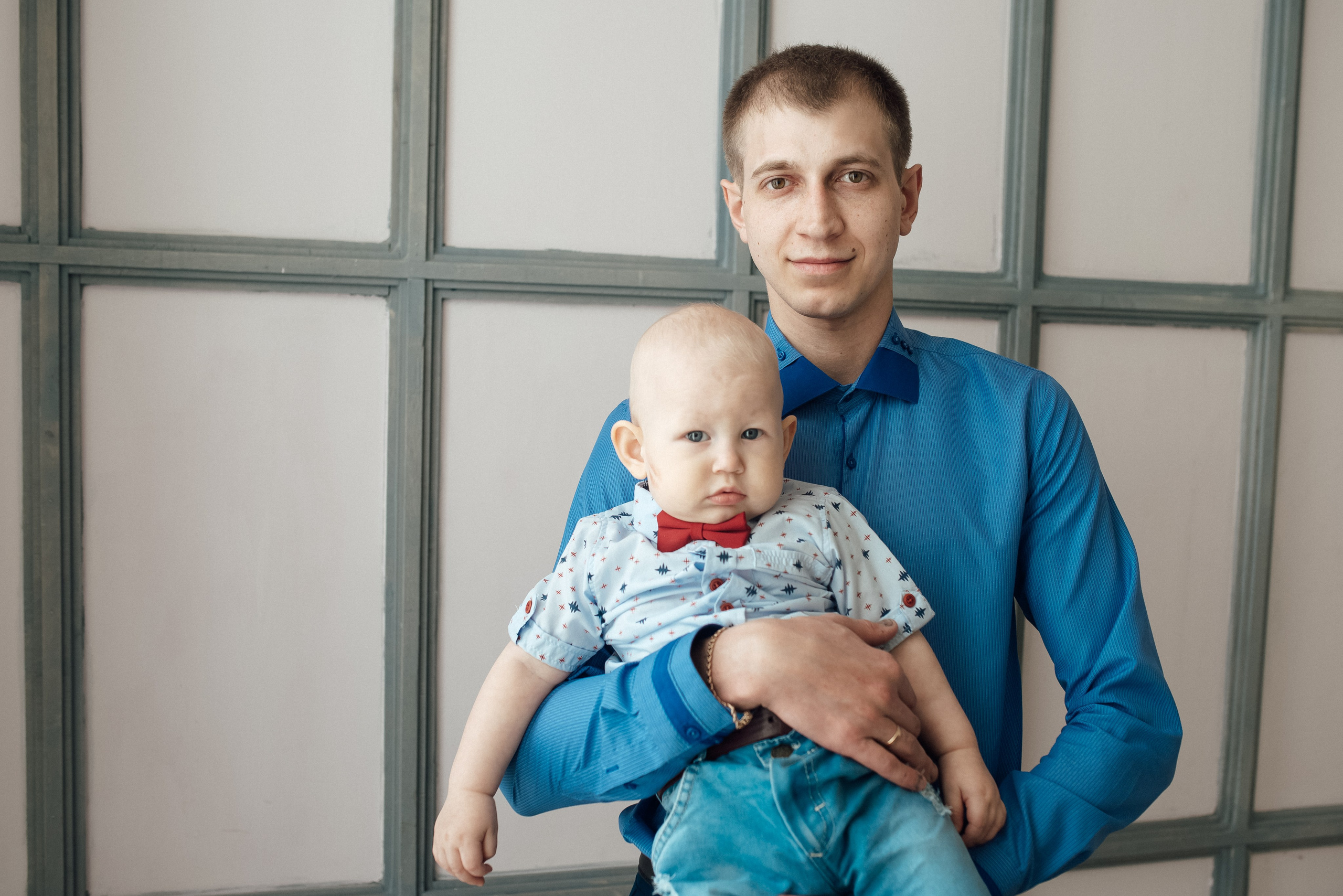 Папа с сыном в синей рубашке, семейная фотосессия на 1 годик в Новосибирске, семейный фотограф