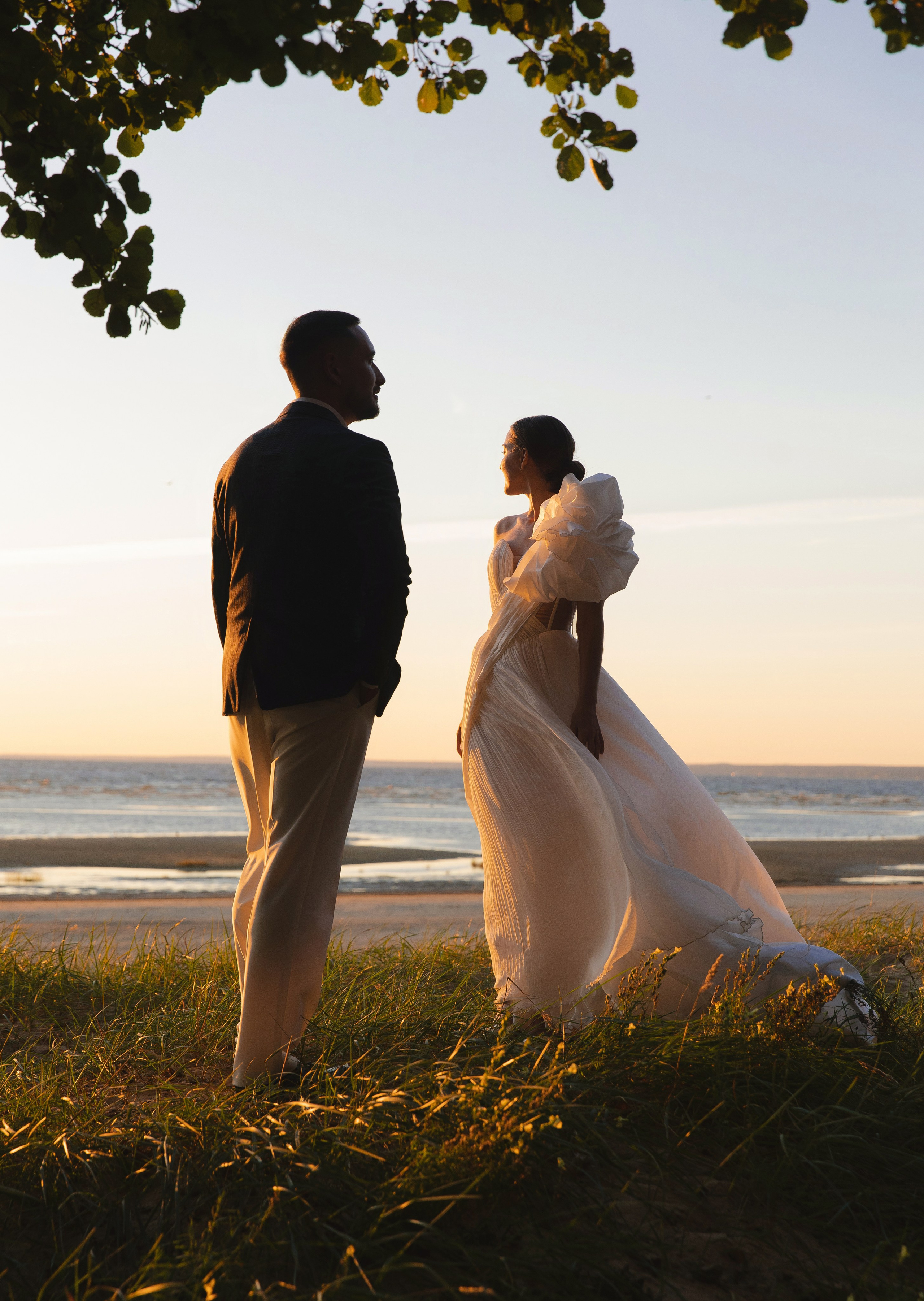 В ЛУЧАХ ЗАКАТА НА БЕРЕГУ МОРСКОМ